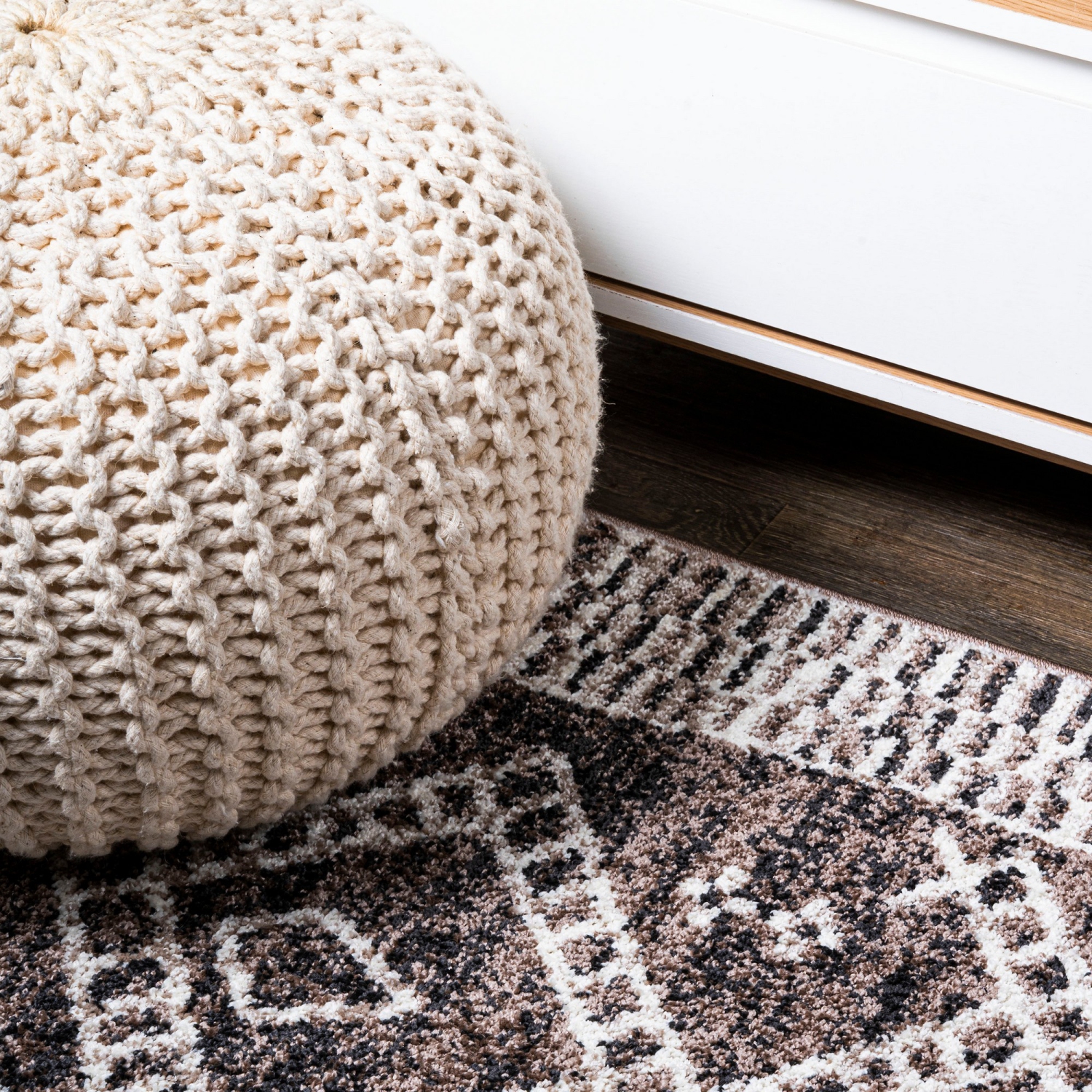 Tapis moderne Tayri à motif géométrique tribal