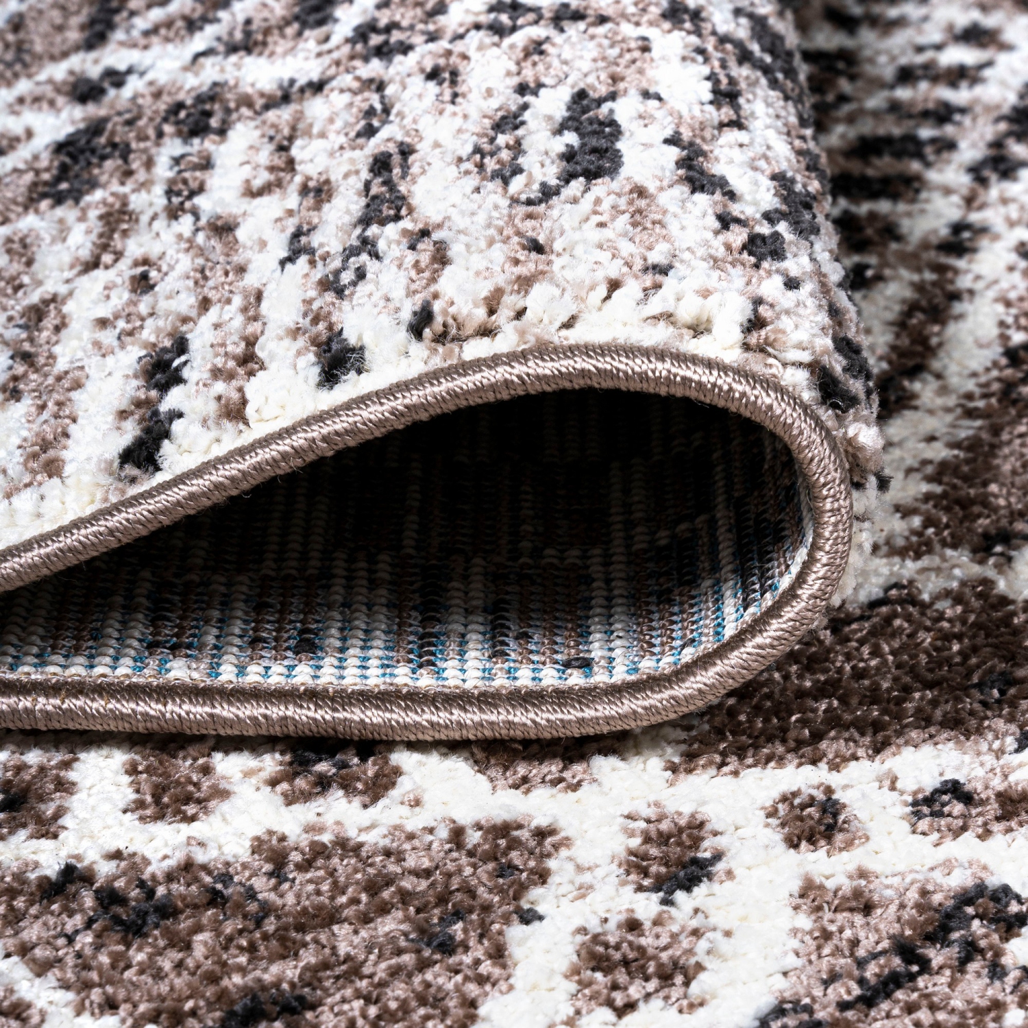 Tapis moderne Tayri à motif géométrique tribal