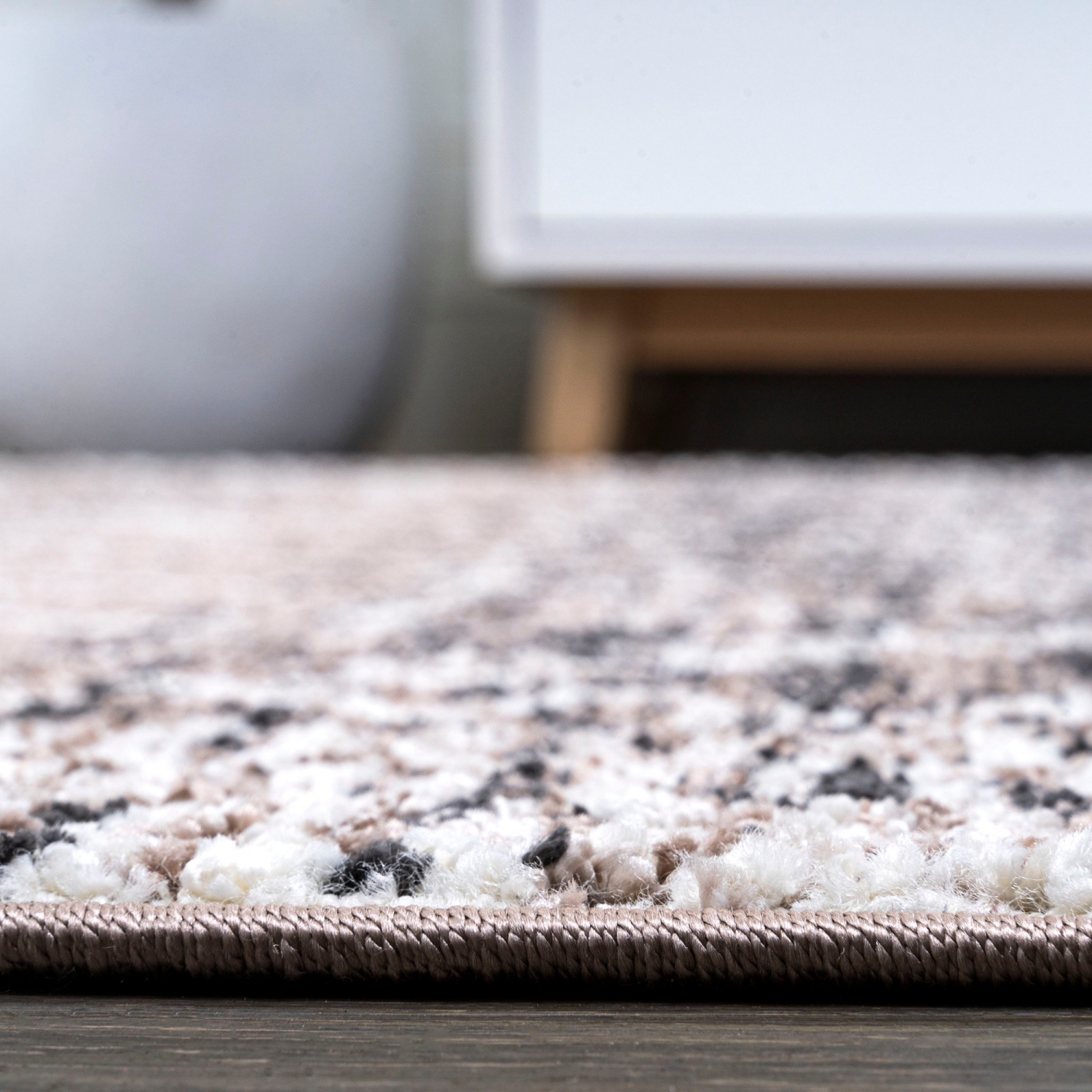 Tapis moderne Tayri à motif géométrique tribal