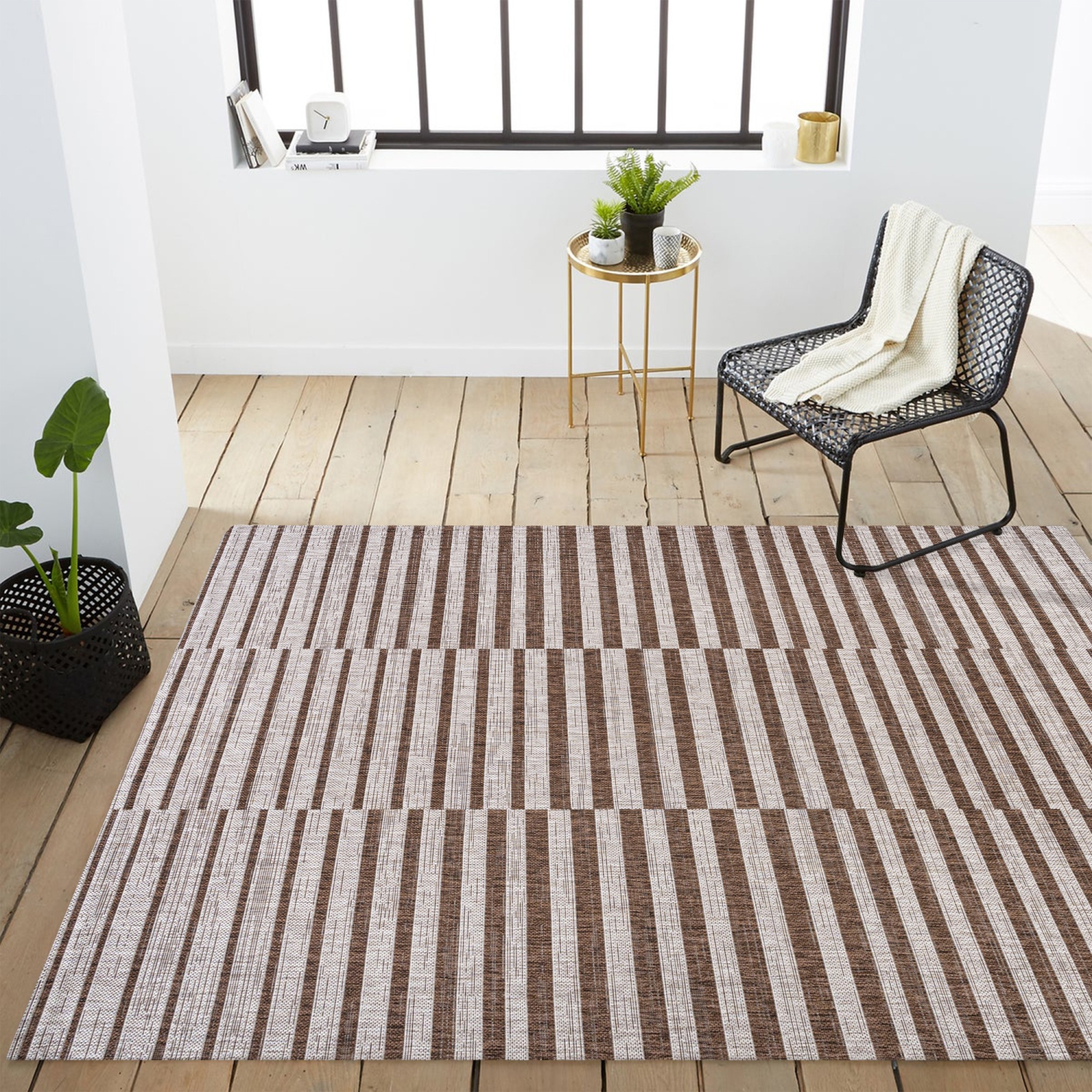 Tapis moderne à rayures décalées pour l'intérieur et l'extérieur Sukie