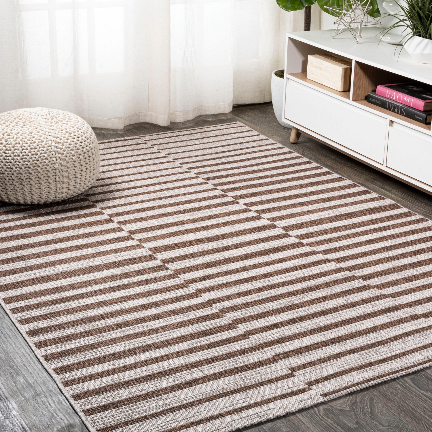 Tapis moderne à rayures décalées pour l'intérieur et l'extérieur Sukie