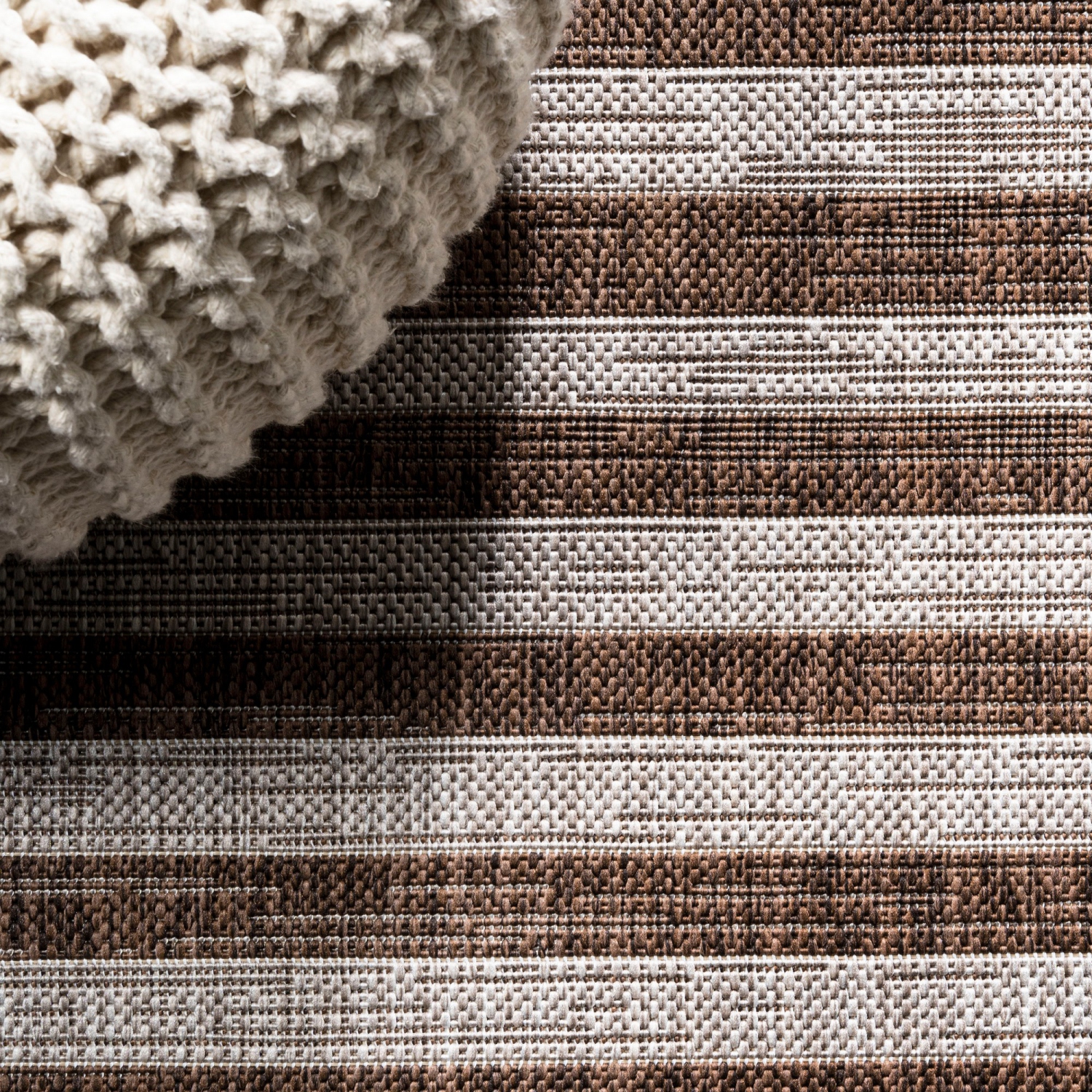 Tapis moderne à rayures décalées pour l'intérieur et l'extérieur Sukie