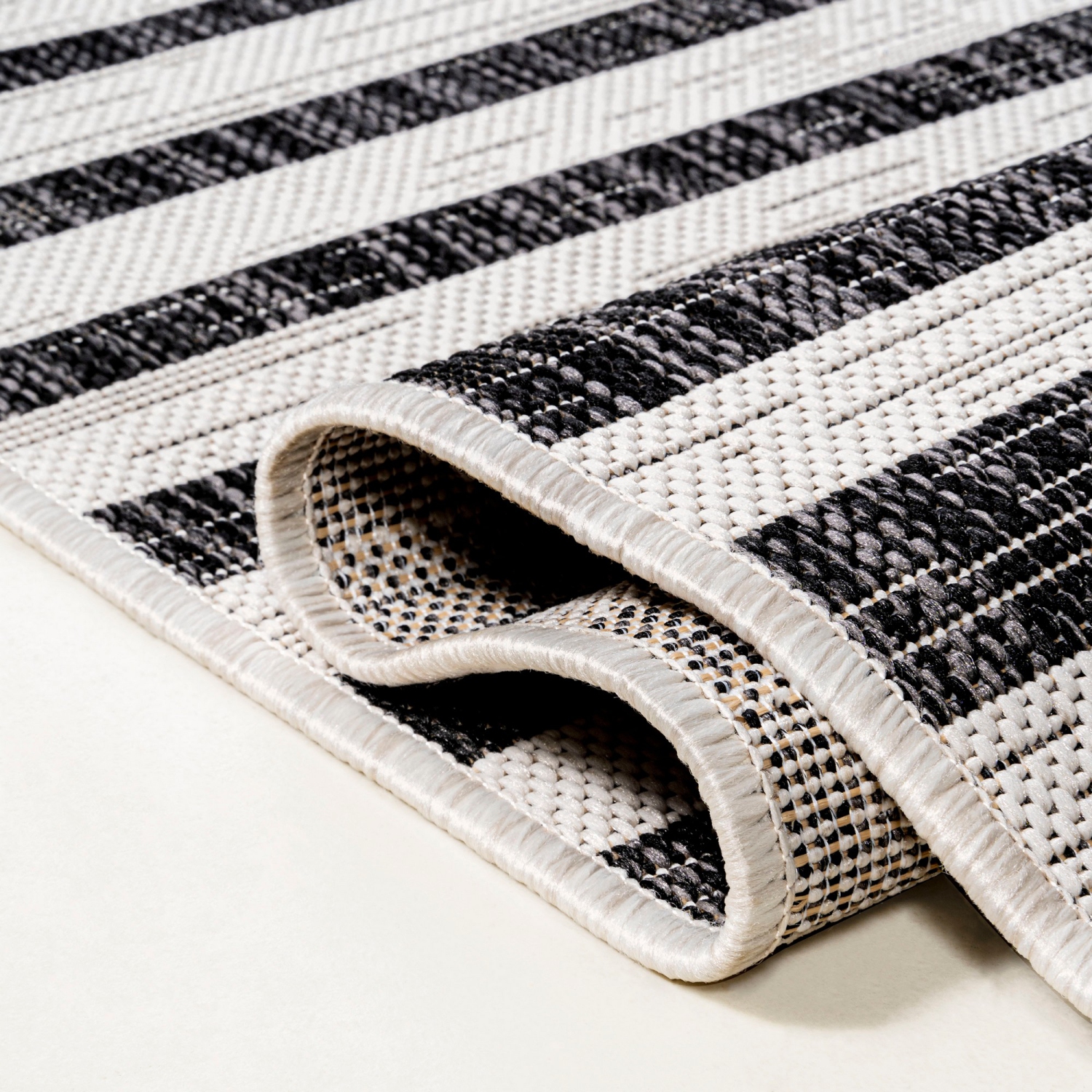 Tapis moderne à rayures décalées pour l'intérieur et l'extérieur Sukie