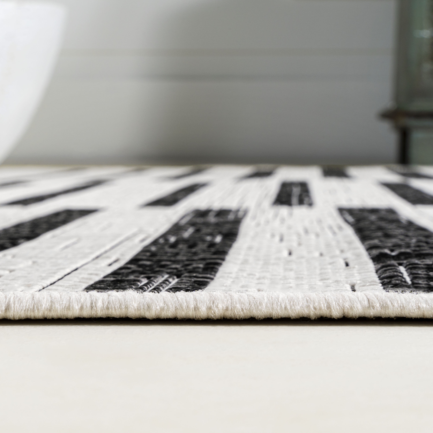 Tapis moderne à rayures décalées pour l'intérieur et l'extérieur Sukie