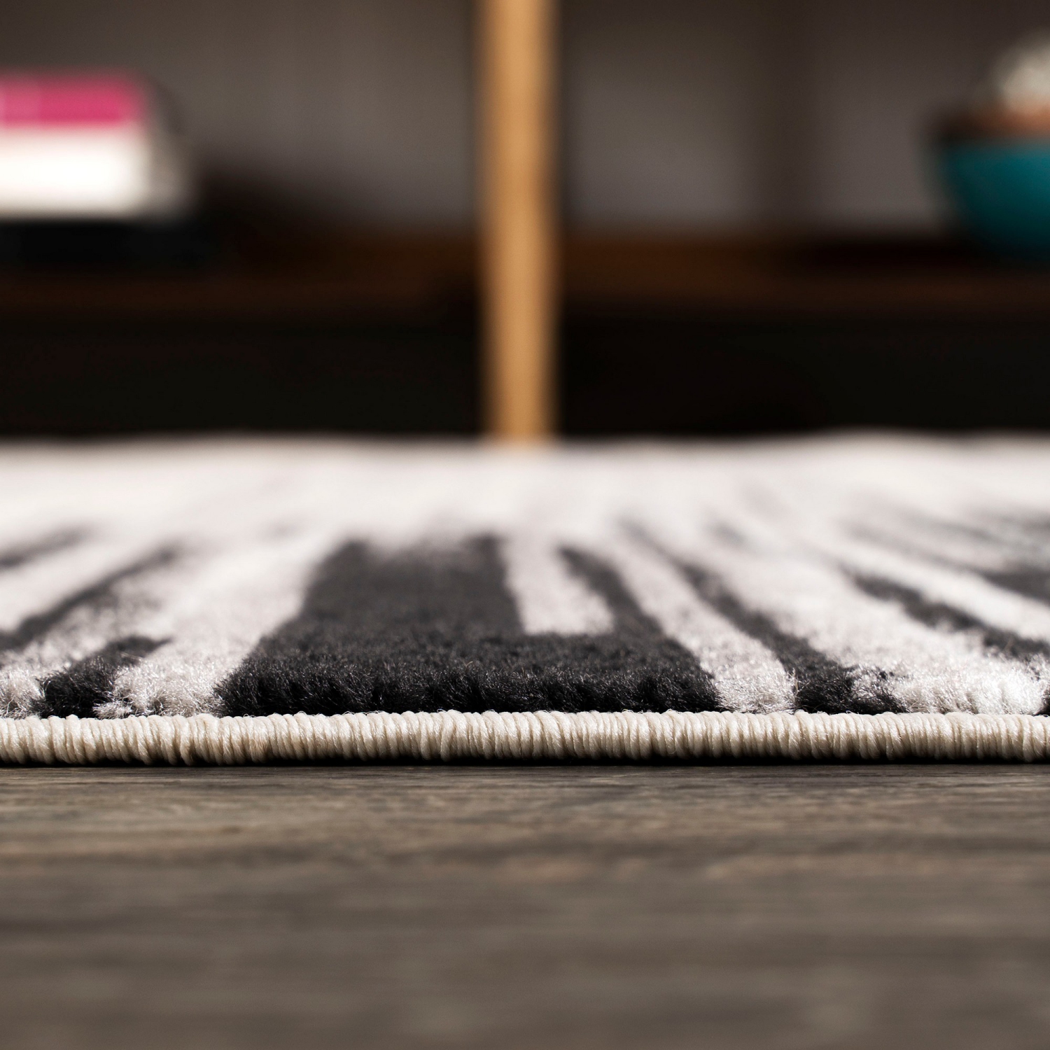 Tapis d'appoint linéaire moderne à demi-rayures