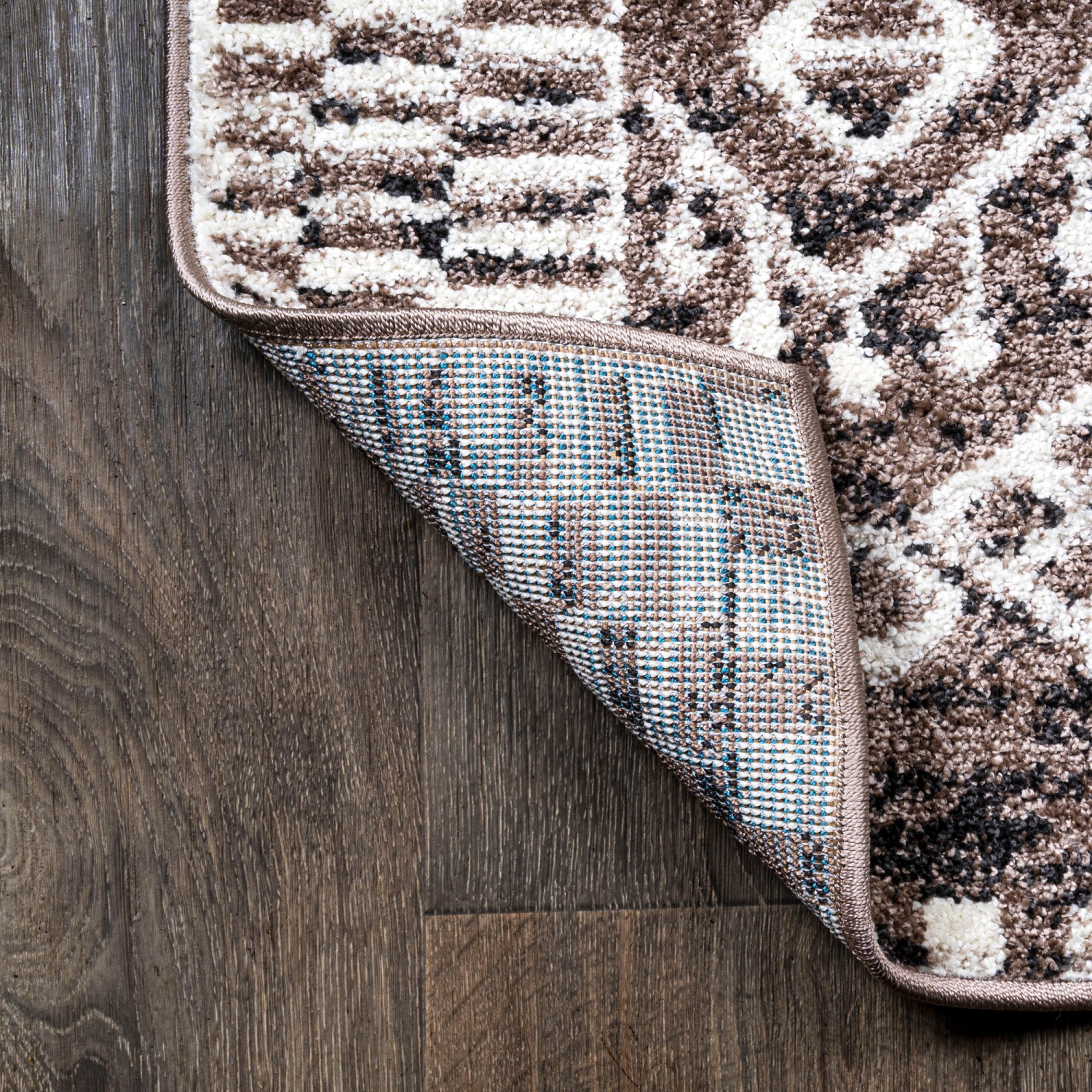 Tapis moderne Tayri à motif géométrique tribal