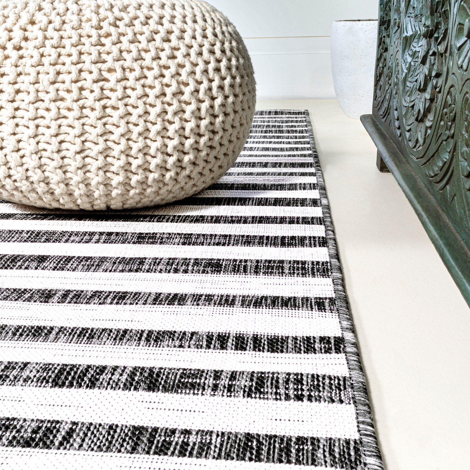 Tapis moderne à rayures décalées pour l'intérieur et l'extérieur Sukie
