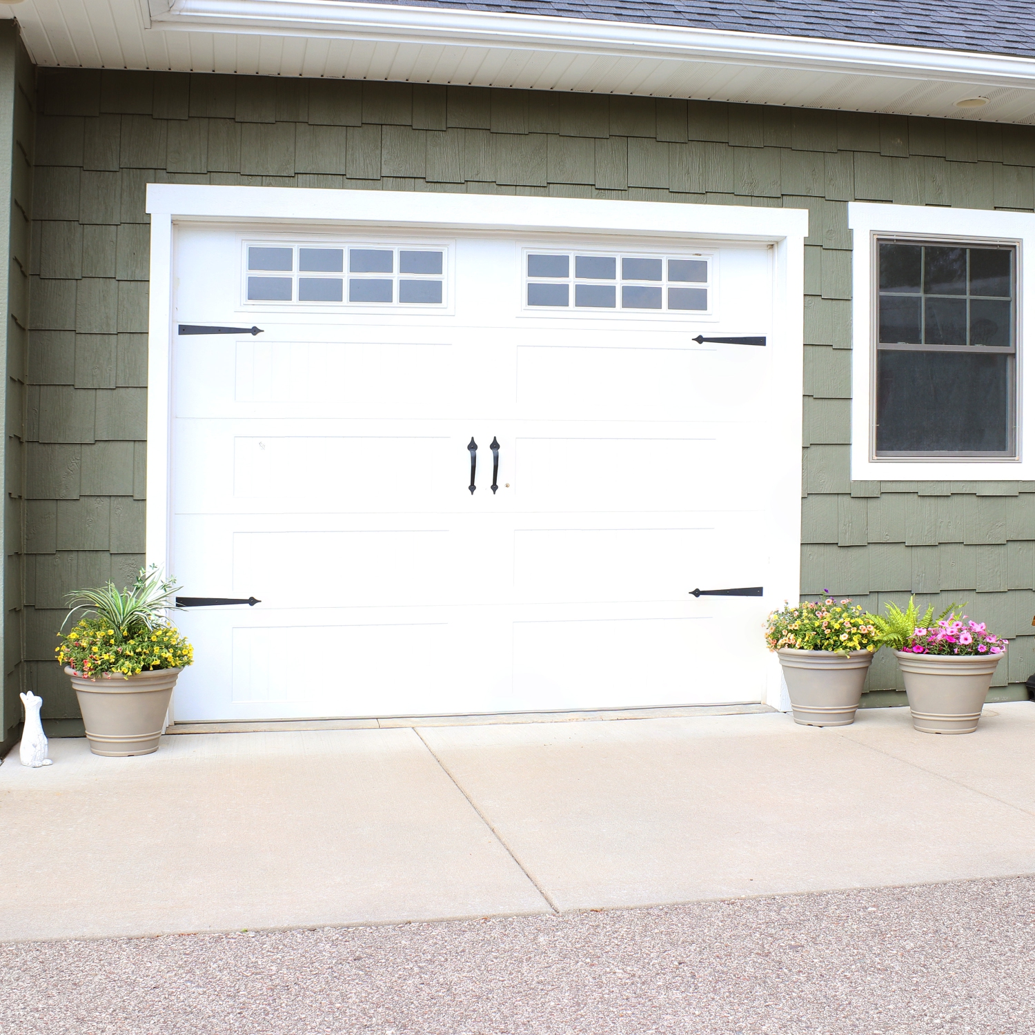 Sunnydaze 20 in Franklin Dual-Wall Polyresin Planter - Beige - Set of 3