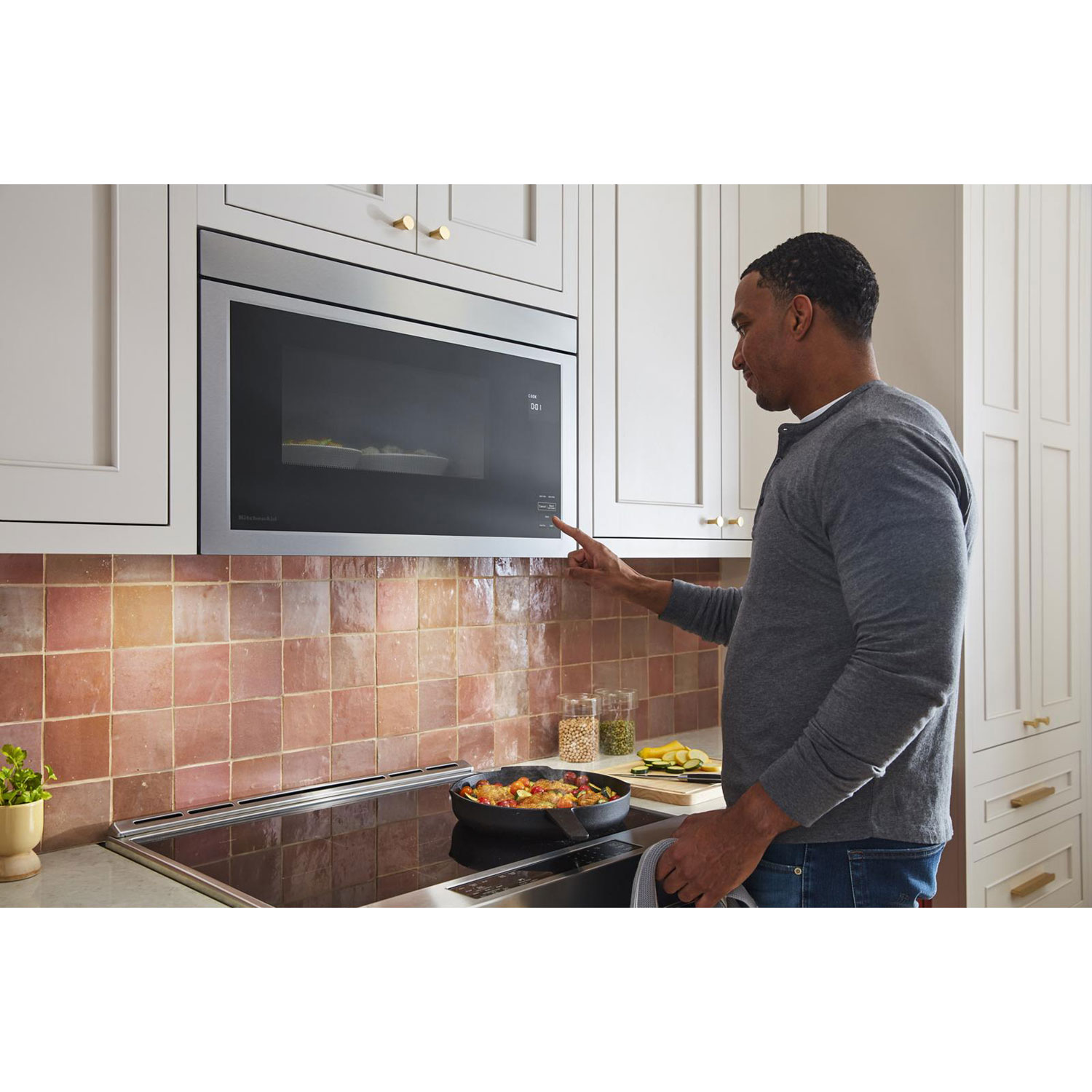 Micro-ondes avec hotte à design intégré sans plateau tournant de KitchenAid - 1,1 pi³ - Acier inoxydable