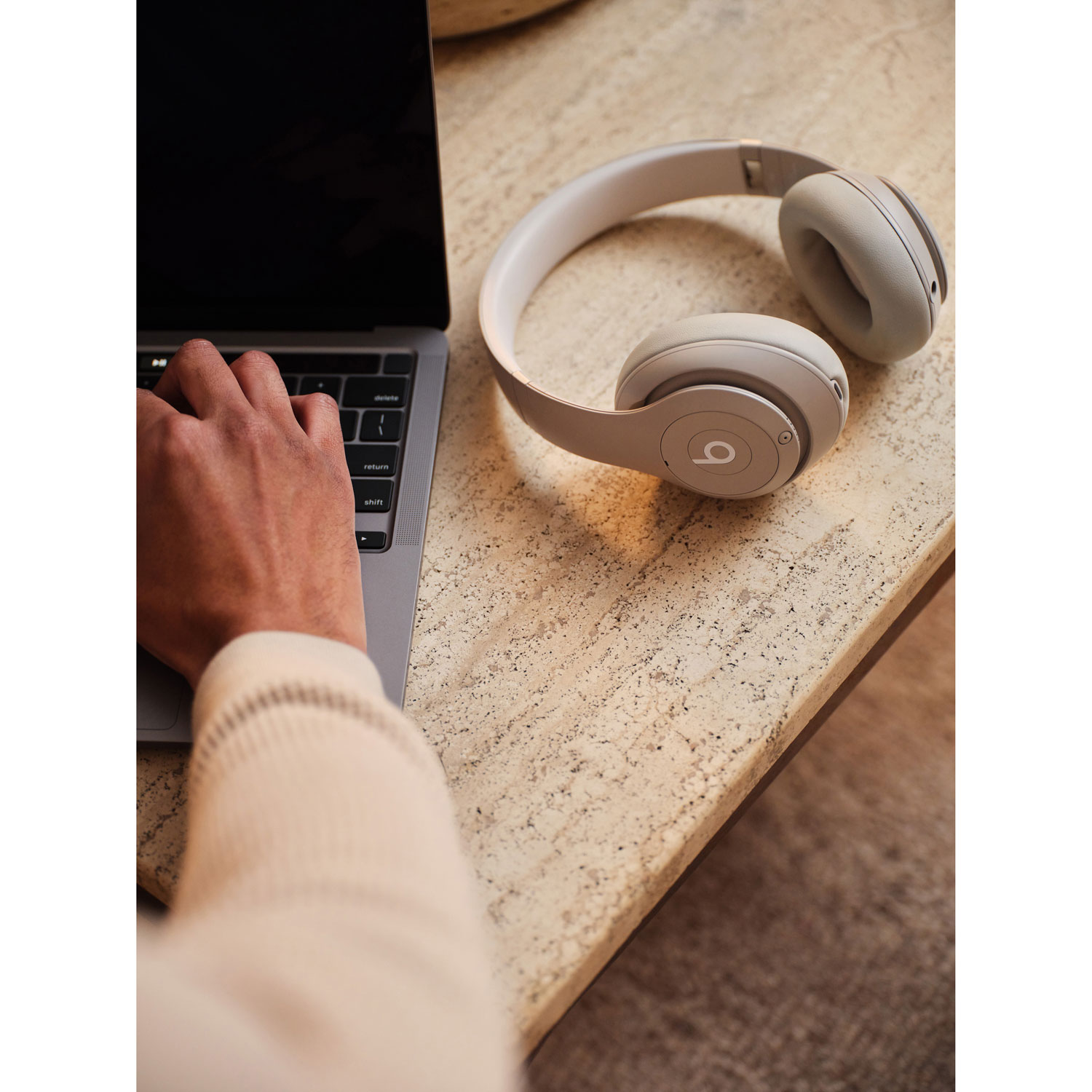 Boîte ouverte - Casque d'écoute Bluetooth à suppression du bruit Studio Pro de Beats By Dr. Dre - Grès