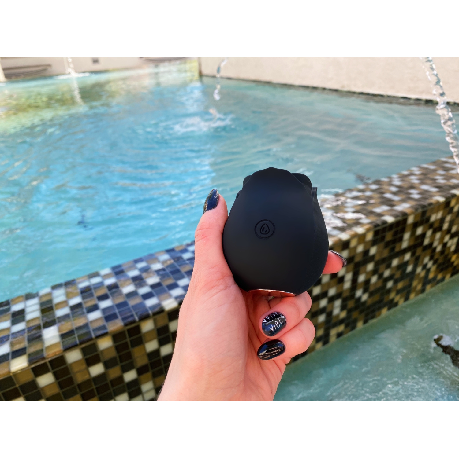 V For Vibes Vibrating Rose, Rose Vibrator Bona Dea - Black