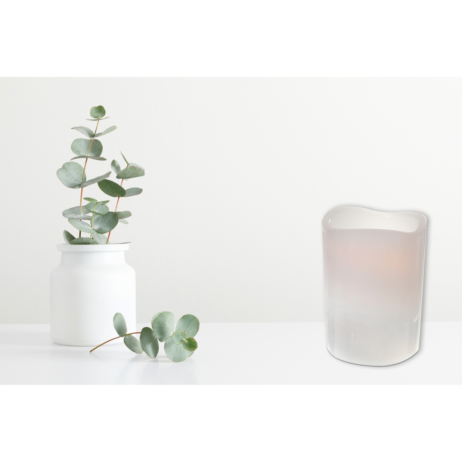 Bougie blanche non parfumée à surface ondulée DEL avec minuterie 4 x 8 po de Maison concepts - Ensemble de 2