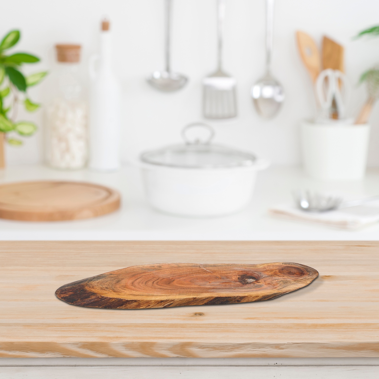Planche de service longue en bois d'acacia Live Edge de Maison concepts