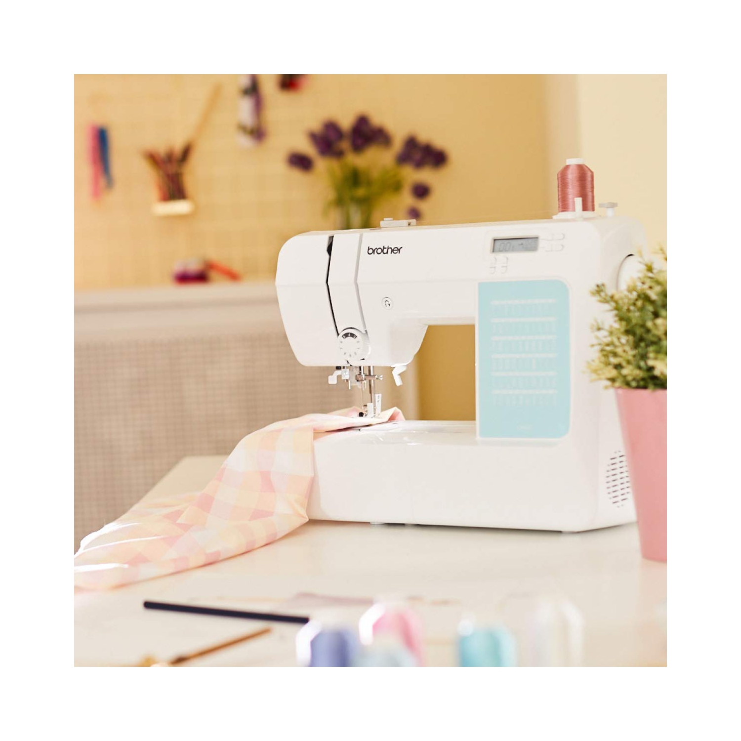 Brother – machine à coudre informatisée CP60X, 60 points de couture intégrés, écran ACL, 7 pieds inclus, blanc