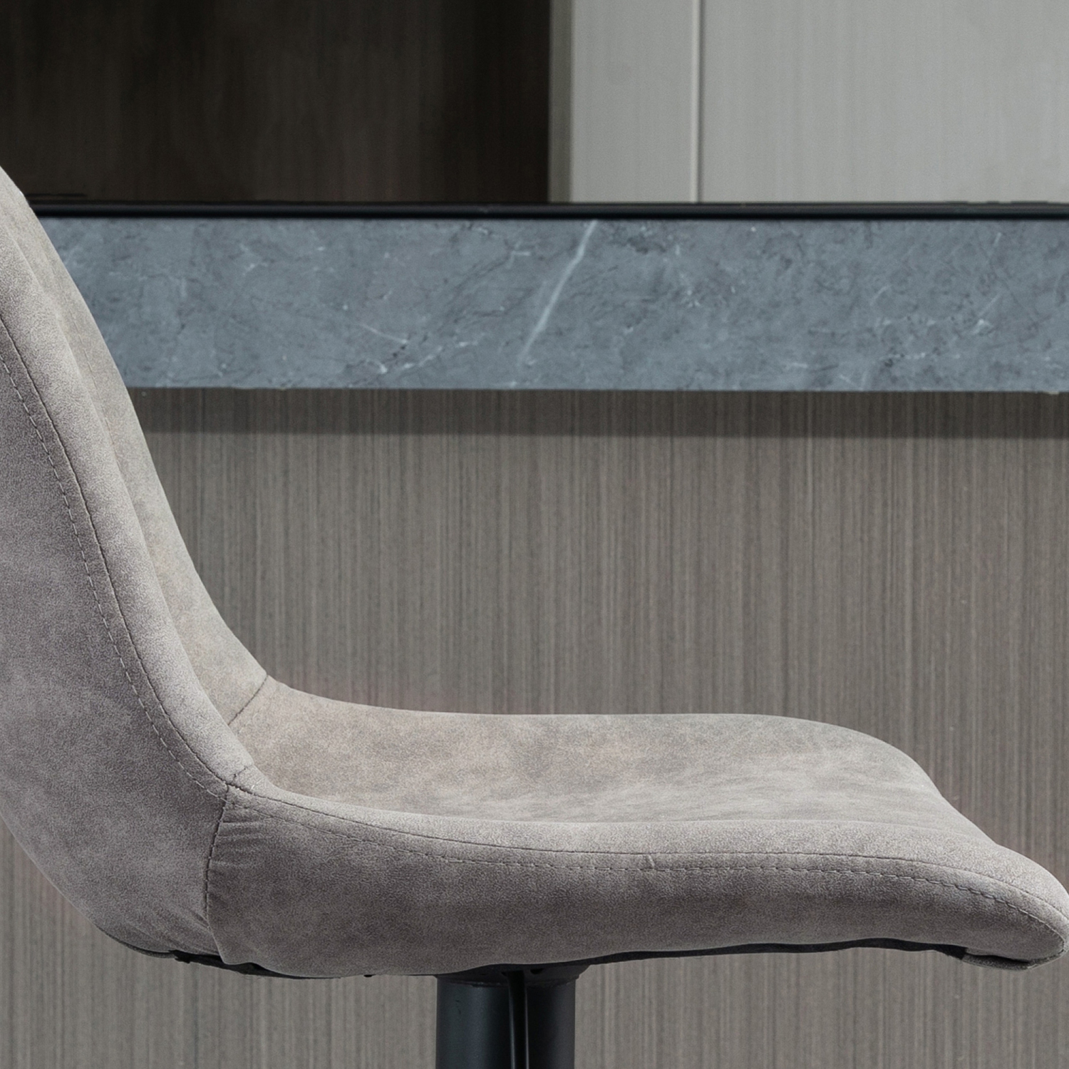 Ensemble de 2 tabourets de bar réglables de HOMCOM, tabourets pivotants à dossier et repose-pieds, chaises de bar rembourrées pour la cuisine, la