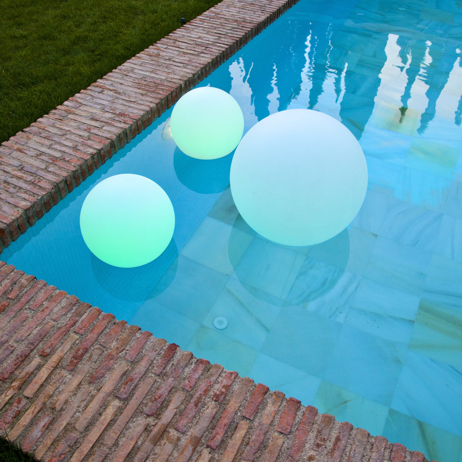 Newgarden Buly 40 LED RGB Floor & Floating Lamp, Wireless, Solar Battery