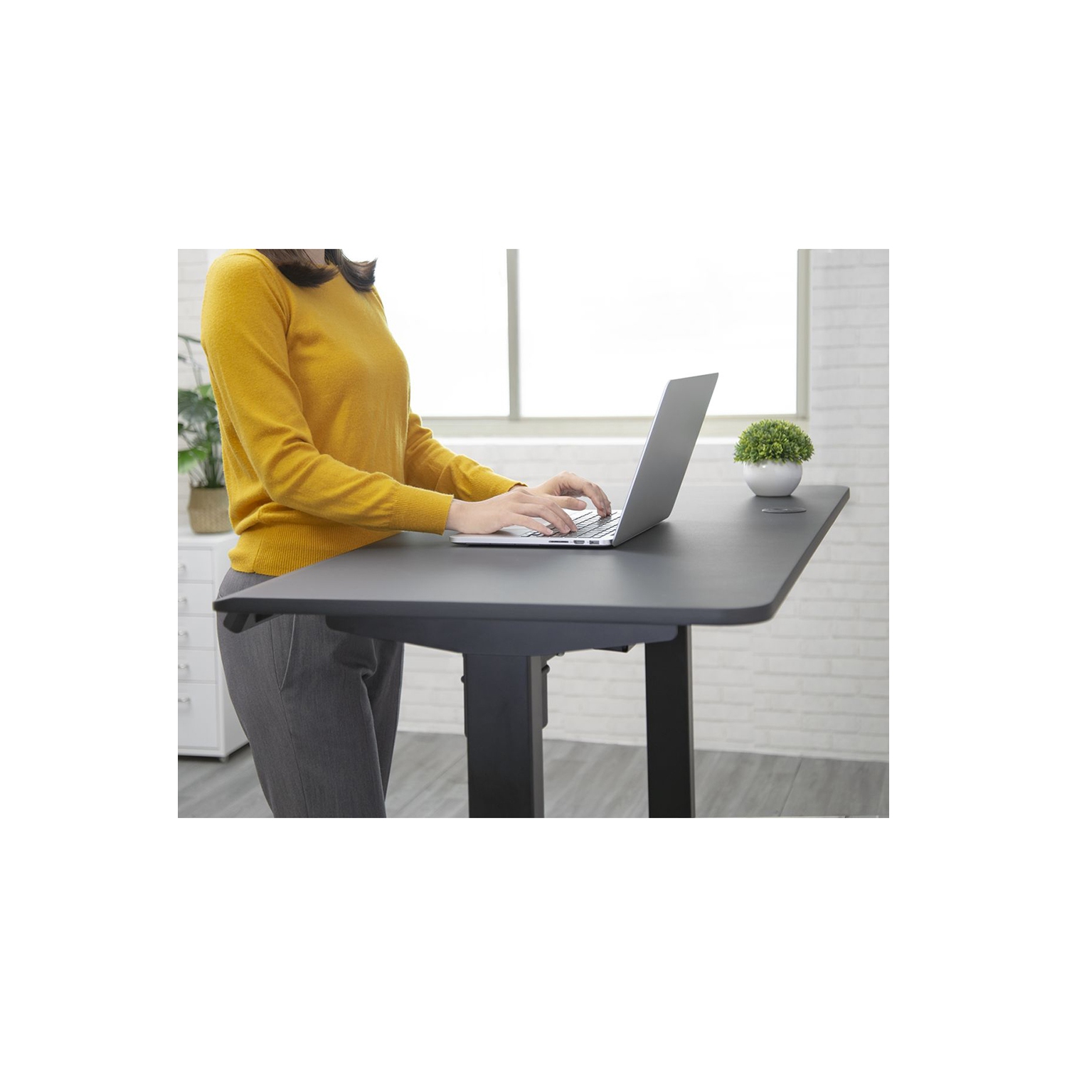 Cougar – Bureau debout à réglage électrique de 120 47,2 po avec surface givrée antirayure, passe-câble, écran ACL à hauteur réglable, conception