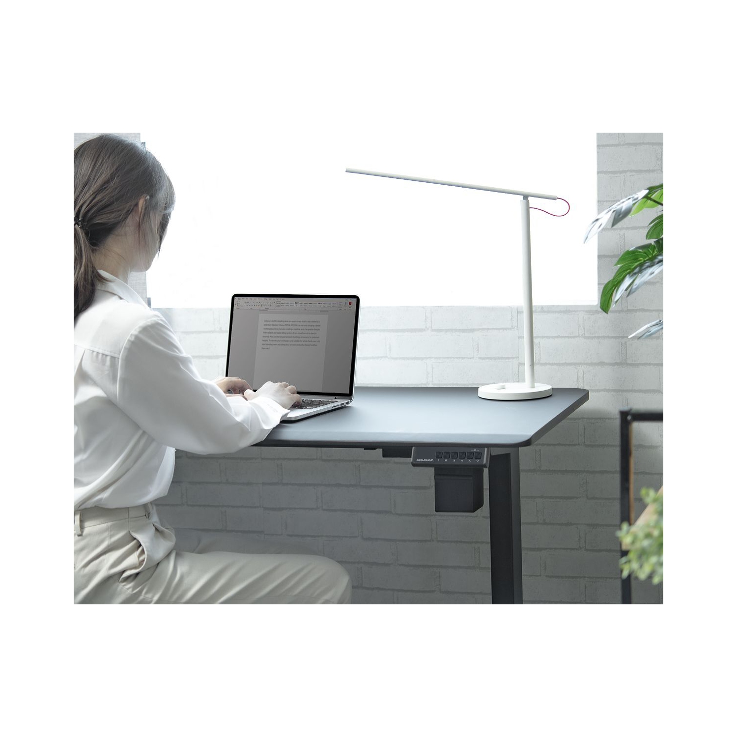 Cougar – Bureau debout à réglage électrique de 120 47,2 po avec surface givrée antirayure, passe-câble, écran ACL à hauteur réglable, conception