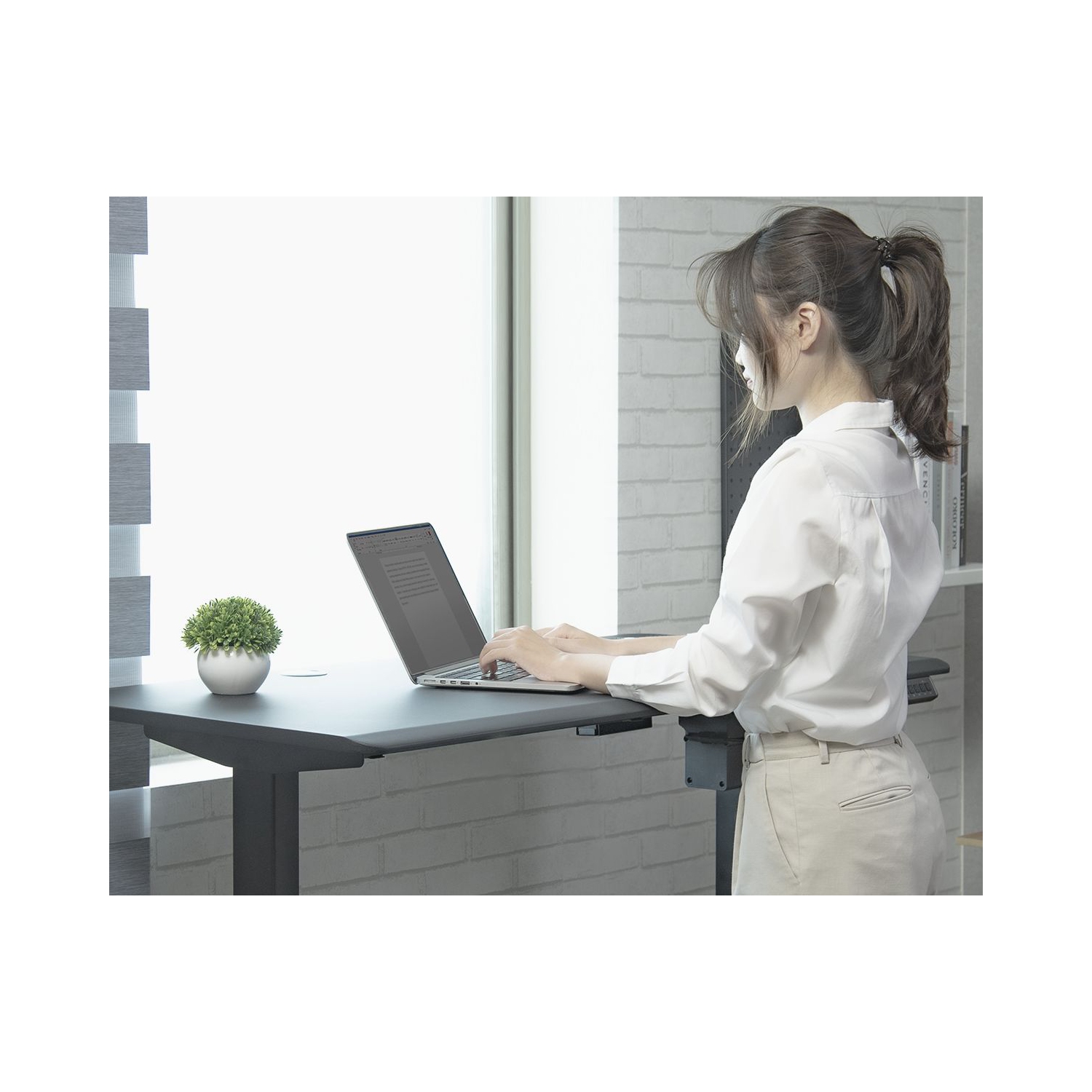 Cougar – Bureau debout à réglage électrique de 120 47,2 po avec surface givrée antirayure, passe-câble, écran ACL à hauteur réglable, conception