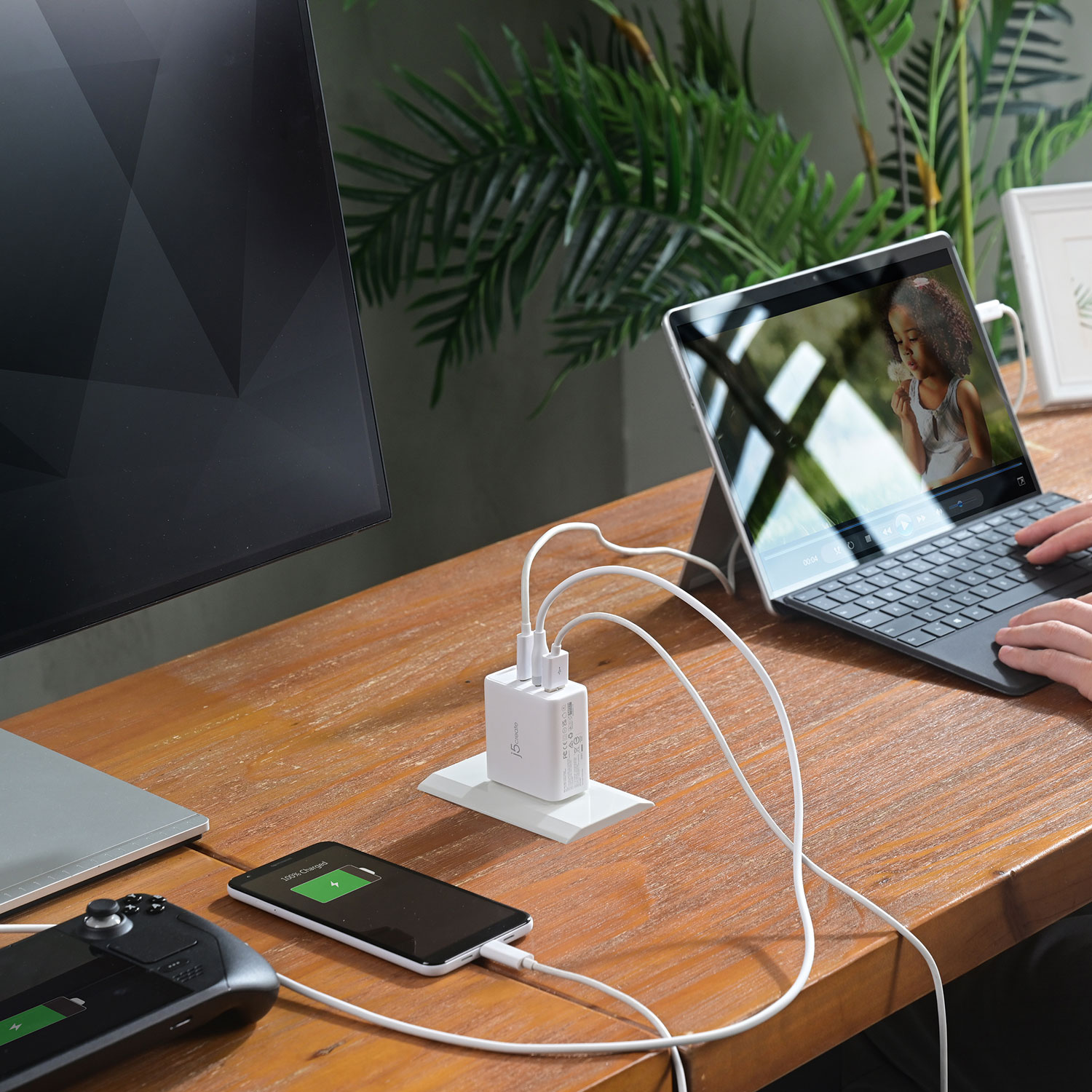 Chargeur mural à 3 ports USB-A/USB-C de 45 W Traveler de j5create - Blanc