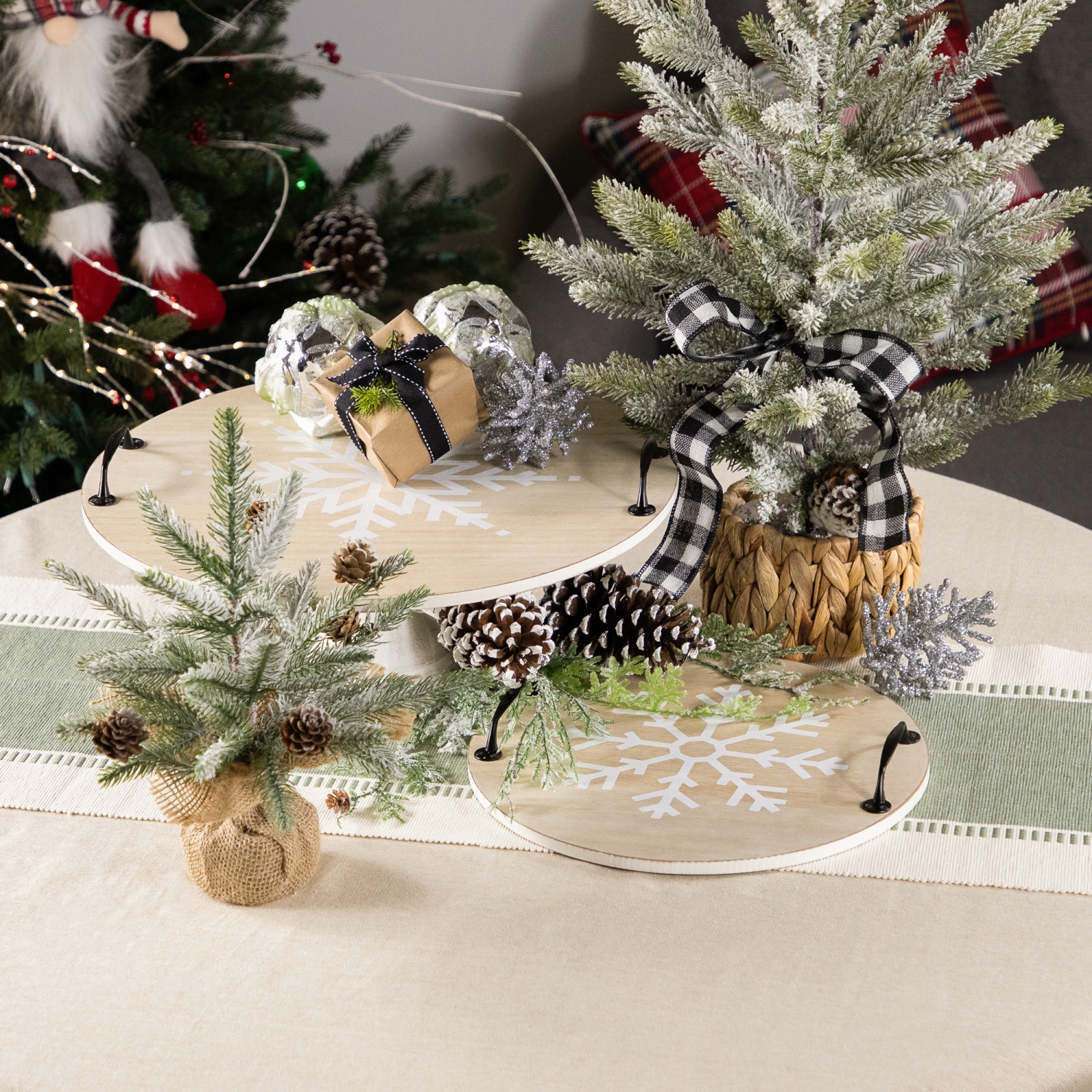Plateaux de service ronds de Noël avec poignées en forme de flocons de neige - 15,75 po - Ensemble de 2