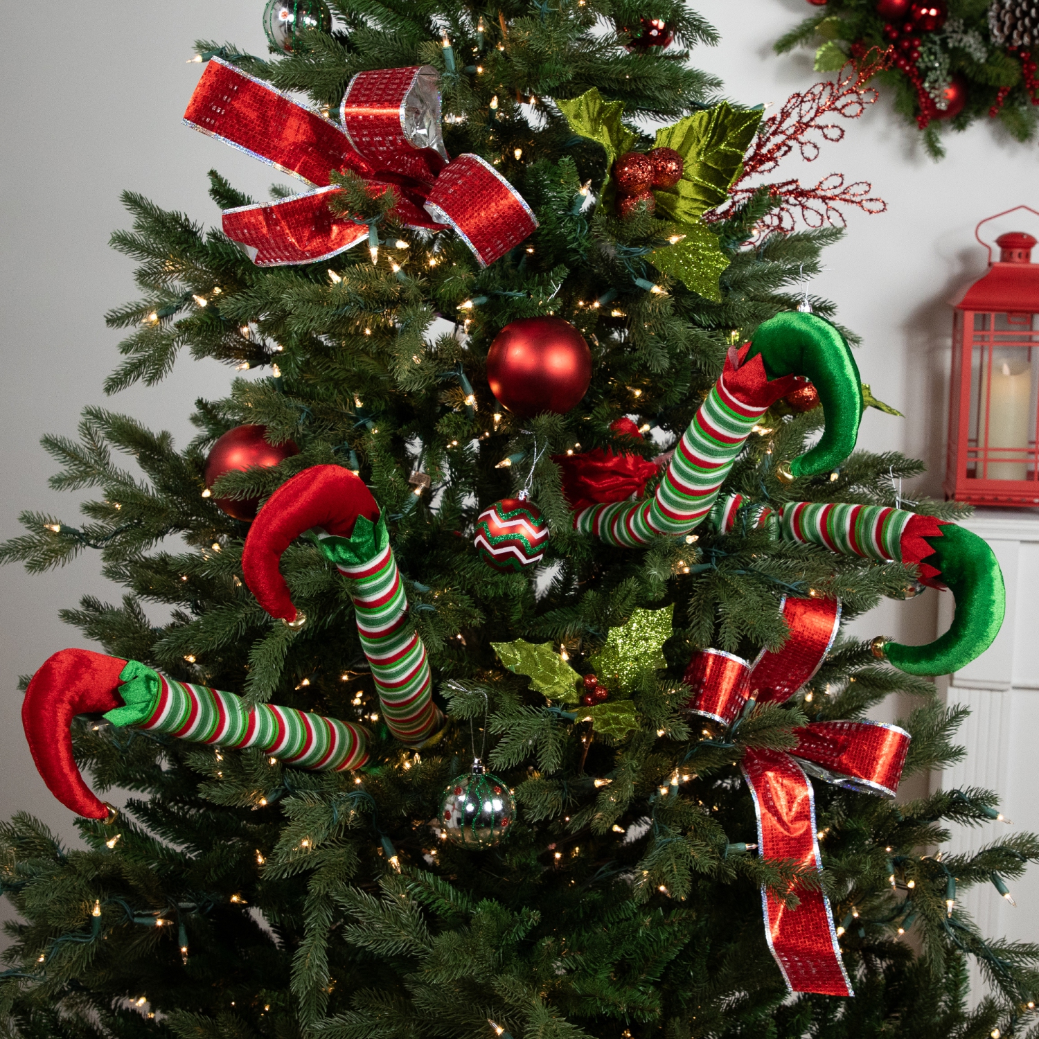 Décorations de Noël à pattes de lutin en peluche à rayures - 19 po - Rouge et vert - Ensemble de 2