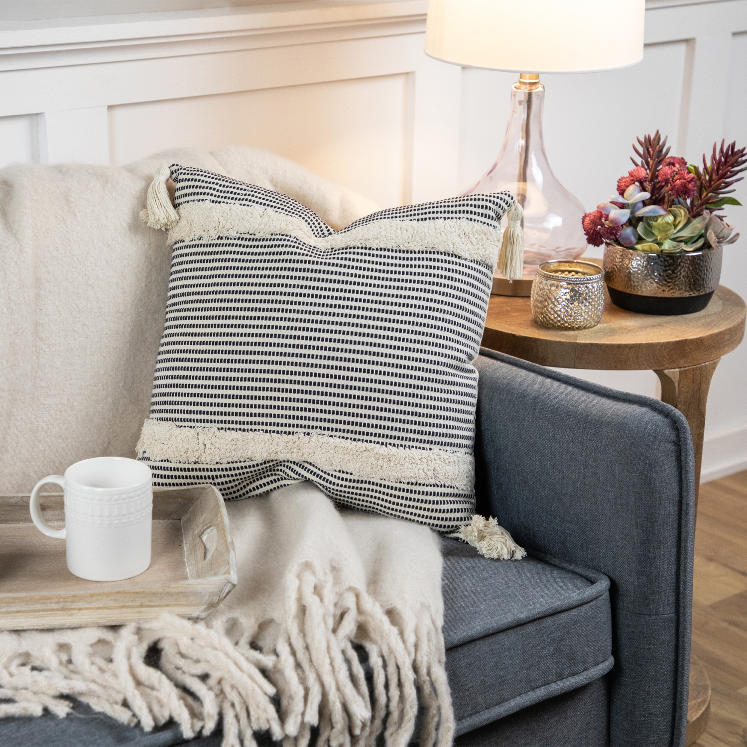 Coussin décoratif carré rayé beige et noir de 17 po avec pampilles