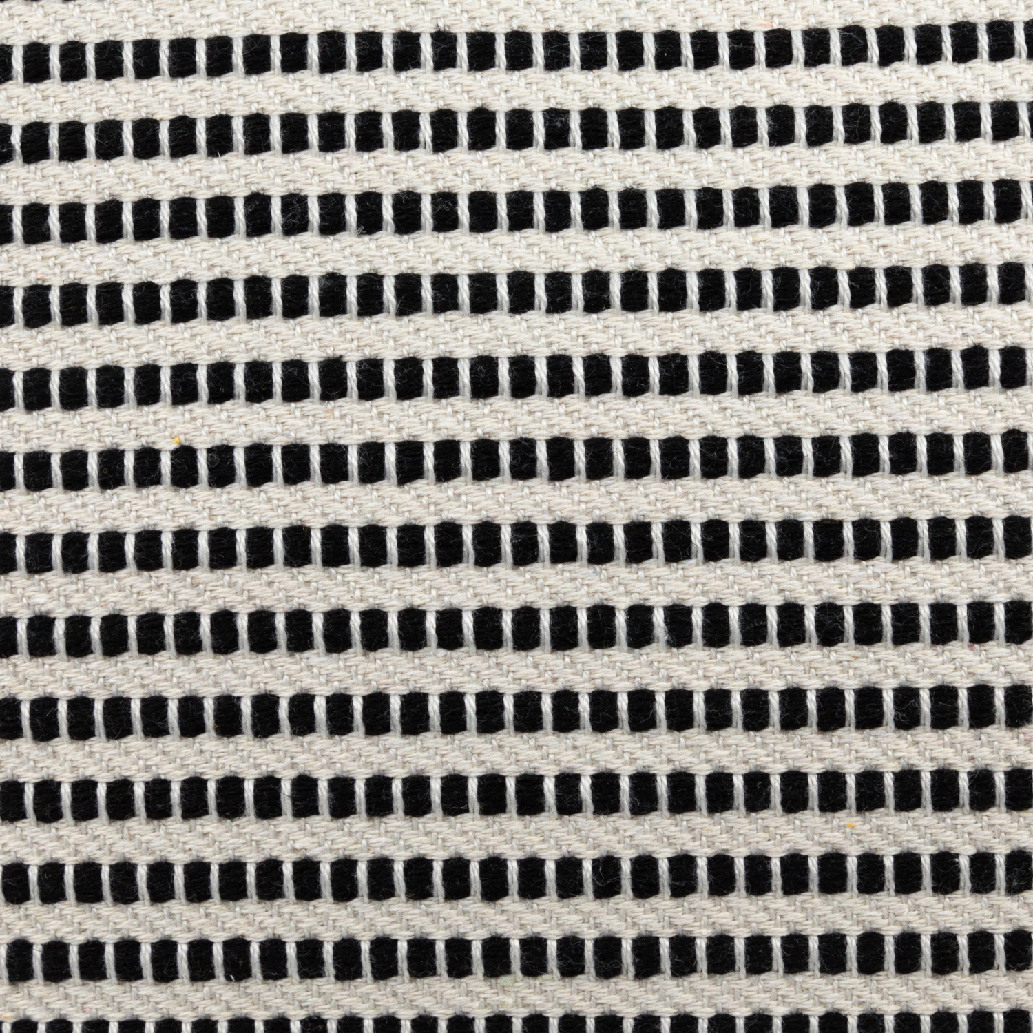 Coussin décoratif carré rayé beige et noir de 17 po avec pampilles