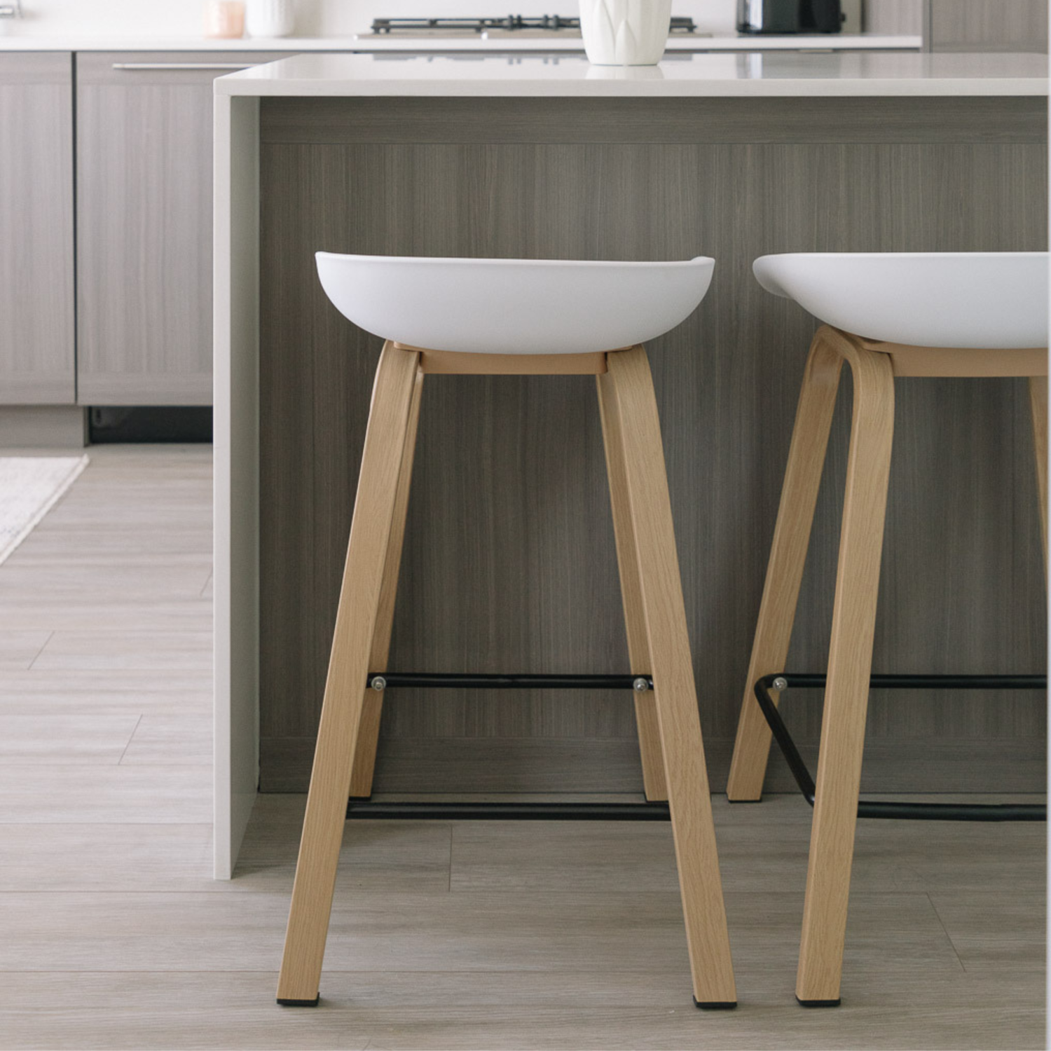 Aykah – Ensemble de 4 tabourets de bar Willow, tabouret à hauteur de comptoir avec siège en plastique et pattes en métal, utilisé comme tabouret de