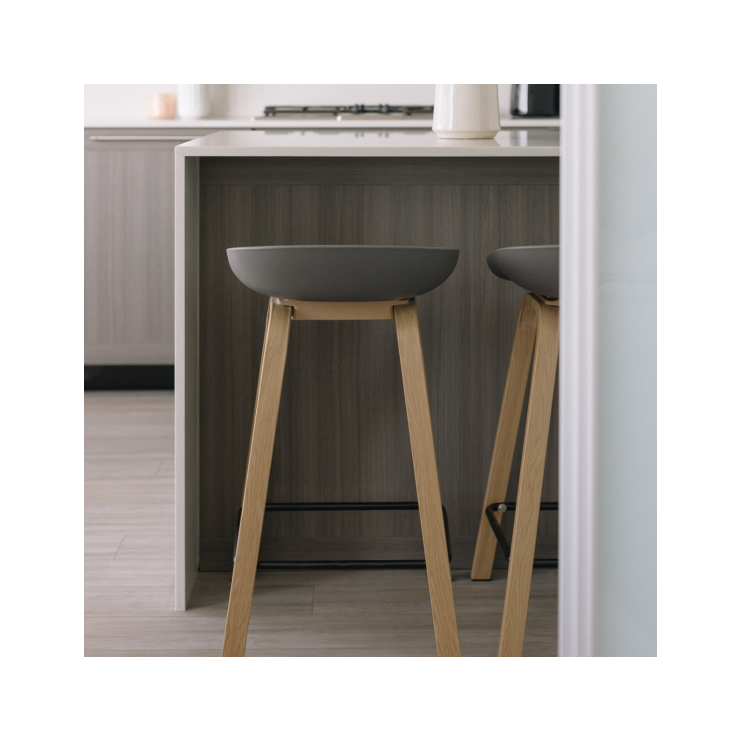 Aykah Willow Bar Stools, Stools Set of 4, Counter Height Stool with Plastic Seat and Metal Legs, Used as Kitchen Stool, Counter Stools, Easy to