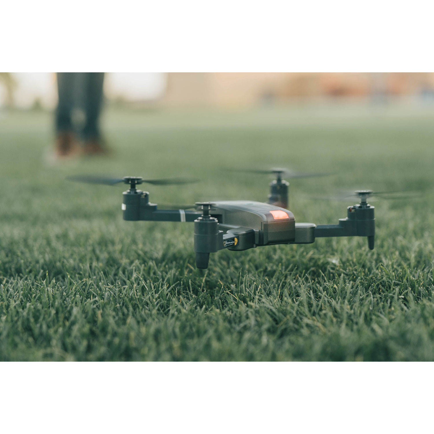 Drone/avion téléguidé vidéo Skyhawk de Vivitar avec caméra et manette - Noir - Exclusivité de Best Buy