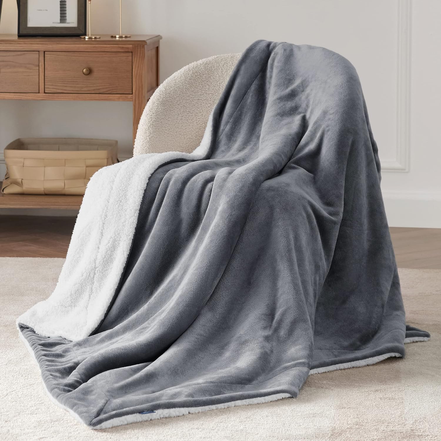 Jeté en molleton de Sherpa Bedsure pour canapé, couvertures épaisses et chaudes, jeté doux et pelucheux pour canapé, gris pâle, 60 x 80 po