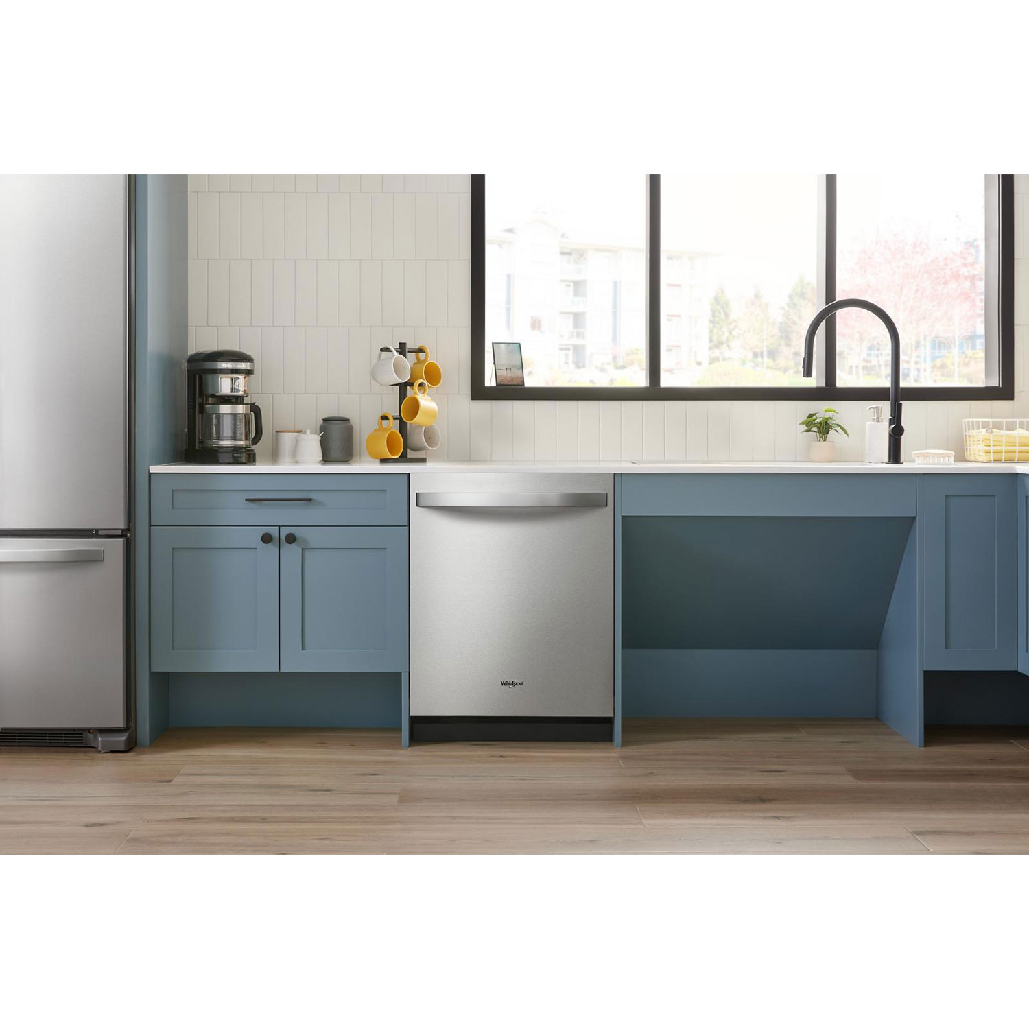 Lave-vaisselle encastrable 24 po 44 dB avec cuve inox et 3e panier de Whirlpool - Inox