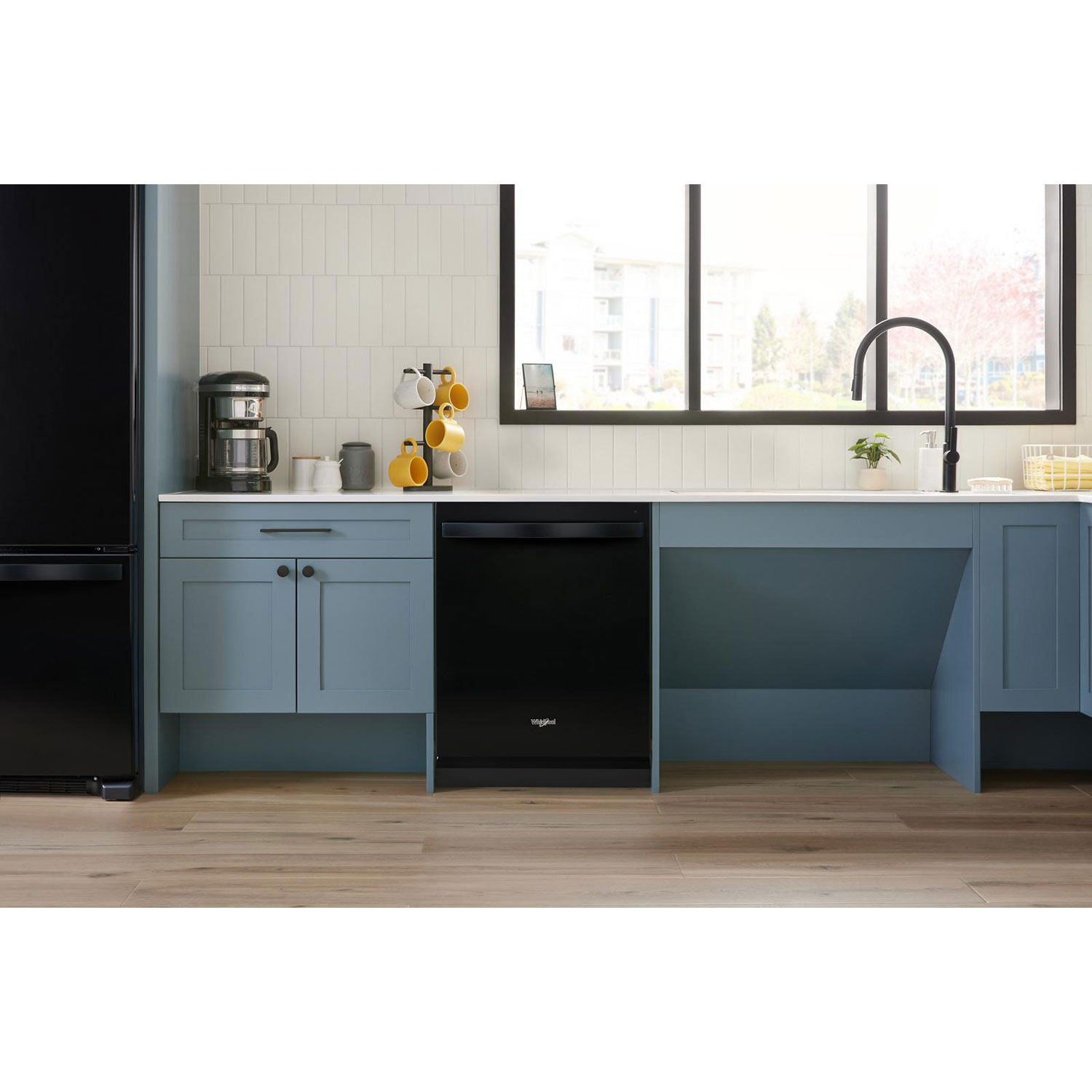 Lave-vaisselle encastrable 24 po 44 dB de Whirlpool à cuve en inox et 3e panier - Noir