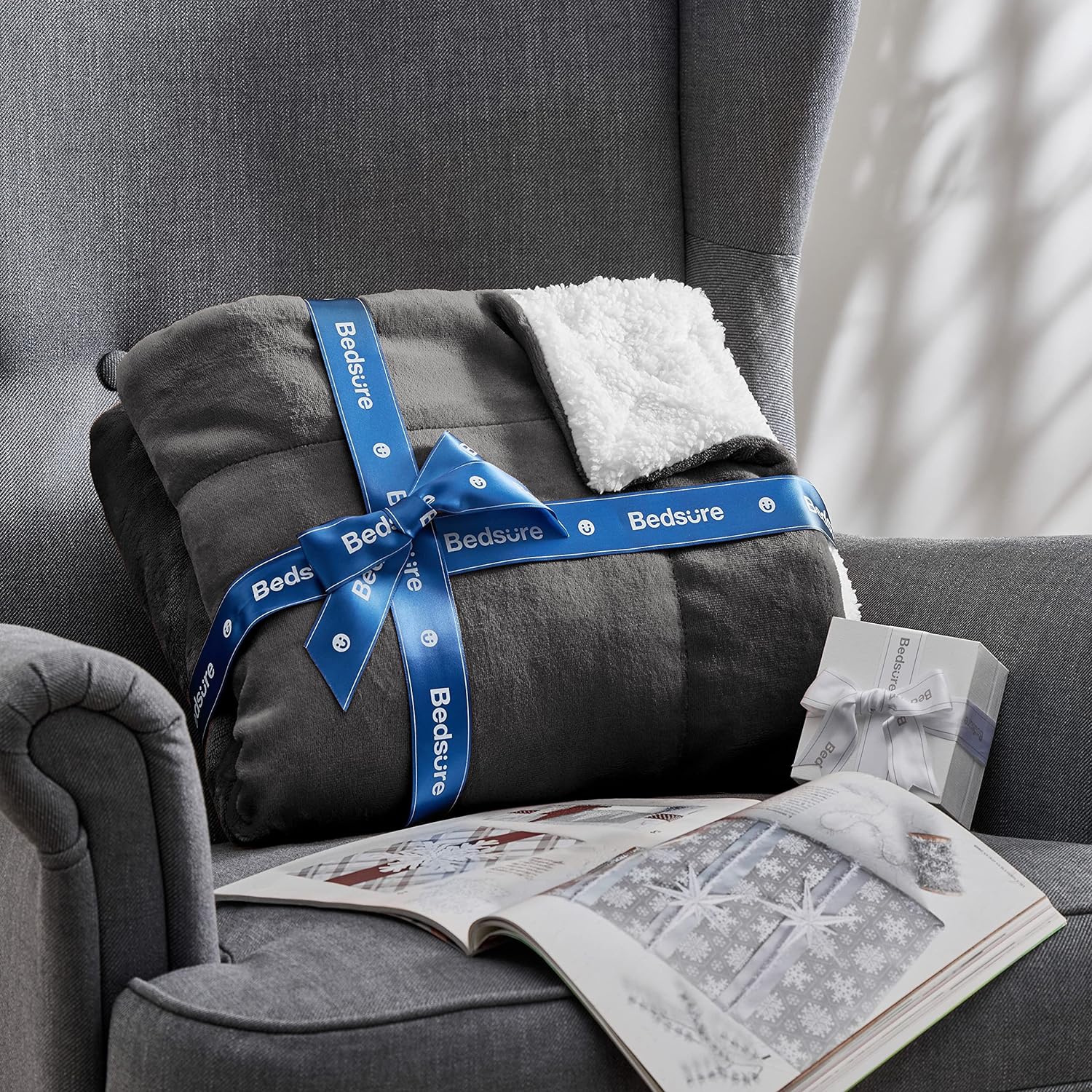 Jeté en molleton de Sherpa Bedsure pour canapé, couvertures épaisses et chaudes, jeté doux et pelucheux pour canapé, noir charbon, 90 x 90 po