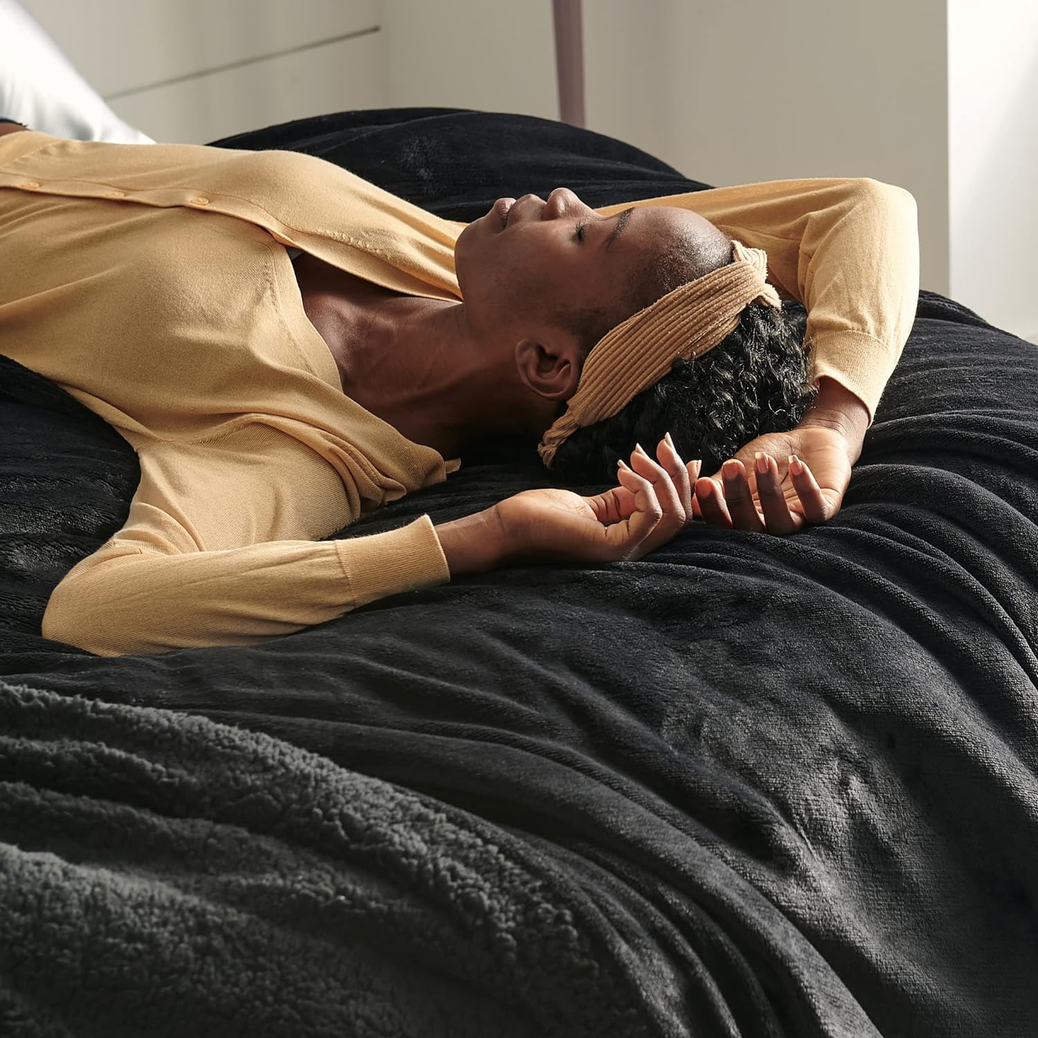 Couverture en molleton Sherpa Bedsure pour grand lit - couvertures épaisses et chaudes, couverture douce et pelucheuse pour grand lit, noir, 90 x 90