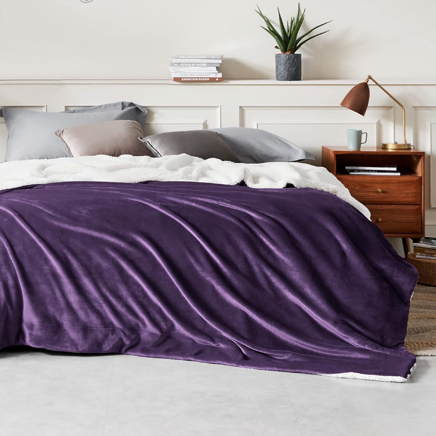 Jeté en molleton de Sherpa Bedsure pour canapé, couvertures épaisses et chaudes, jeté doux et pelucheux pour canapé, violet, 90 x 90 po