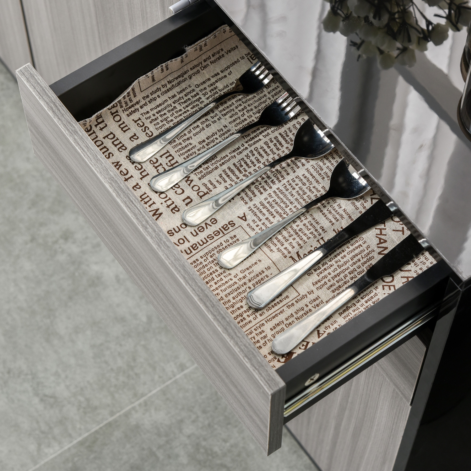 Buffet lustré avec 2 tiroirs, 3 portes et une tablette réglable de HOMCOM, armoire de rangement de cuisine à ouverture par pression, gris et noir