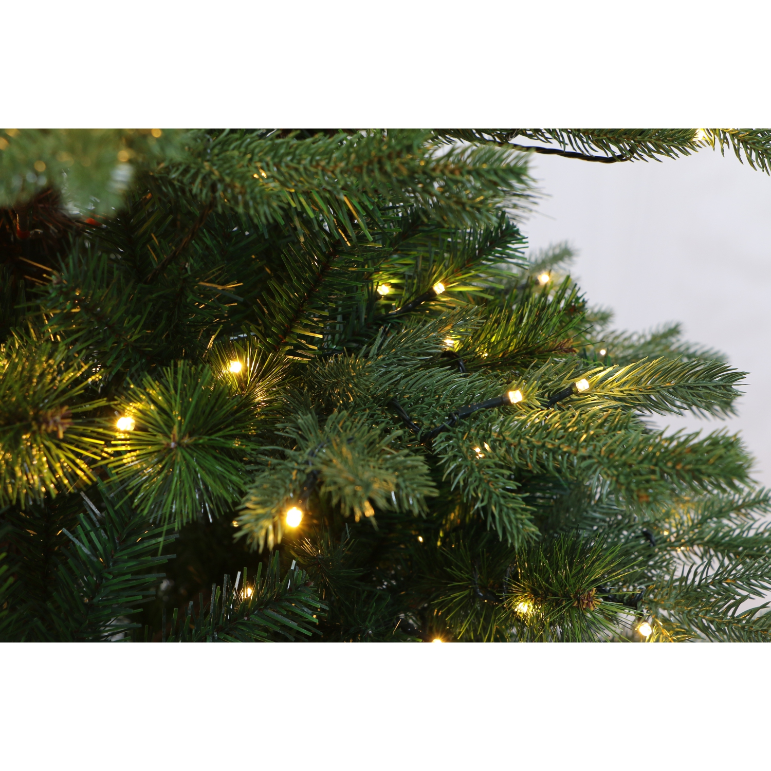 Sapin de Noël artificiel de Noël Balsam européen de 5 pi illuminé par deux ampoules DEL de couleur.