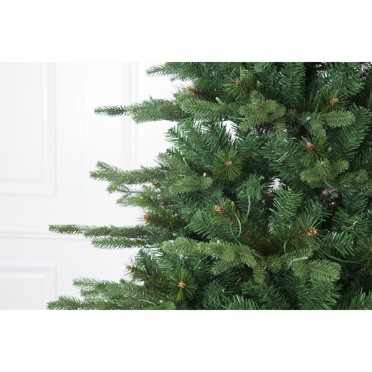 Sapin de Noël artificiel de Noël Balsam européen de 6 pi illuminé par deux ampoules DEL de couleur.