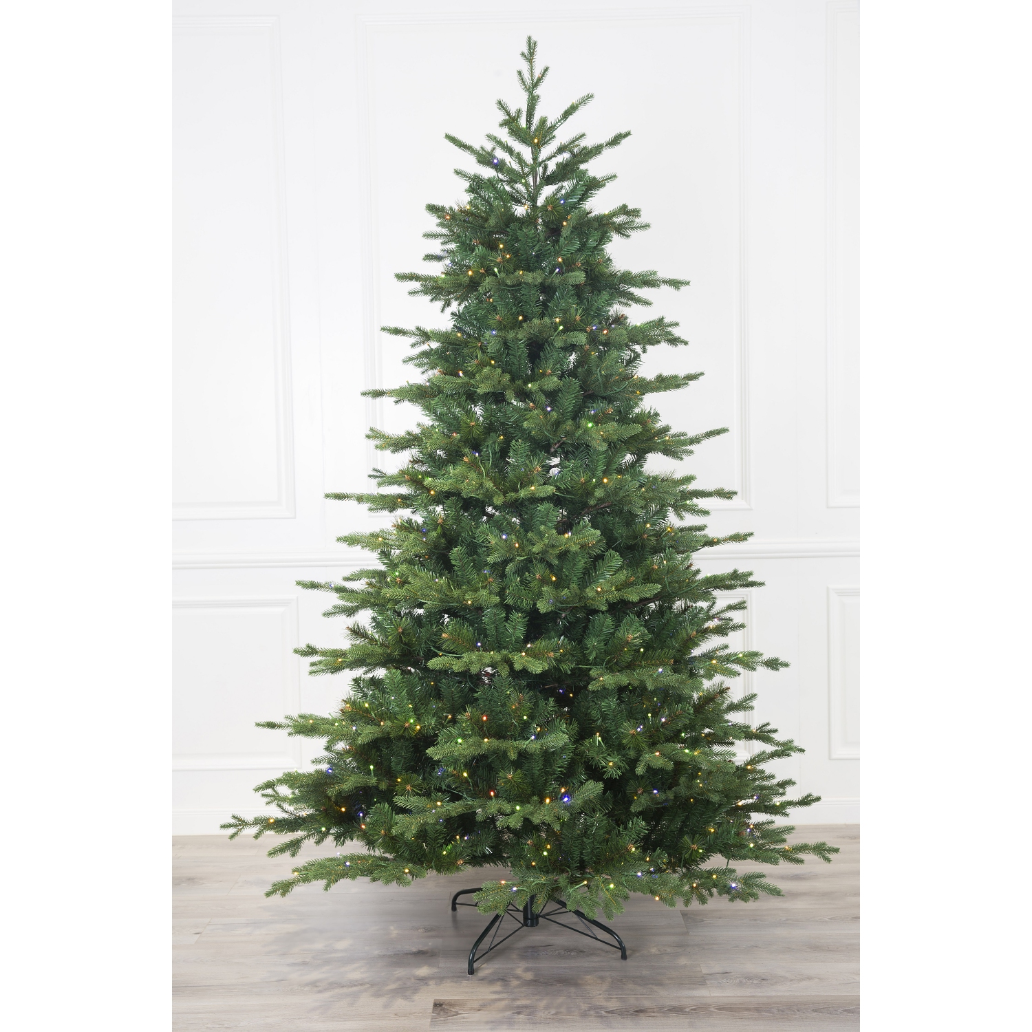 Sapin de Noël artificiel de Noël Balsam européen de 9 pi illuminé par deux ampoules DEL de couleur.