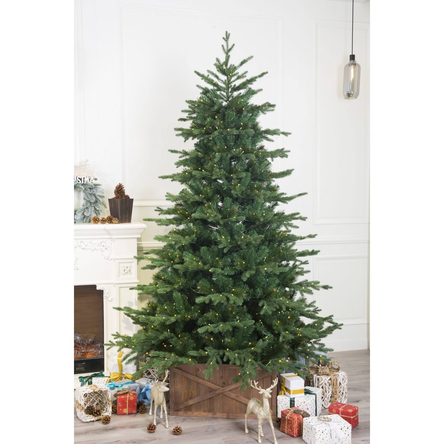 Sapin de Noël artificiel de Noël Balsam européen de 9 pi illuminé par deux ampoules DEL de couleur.