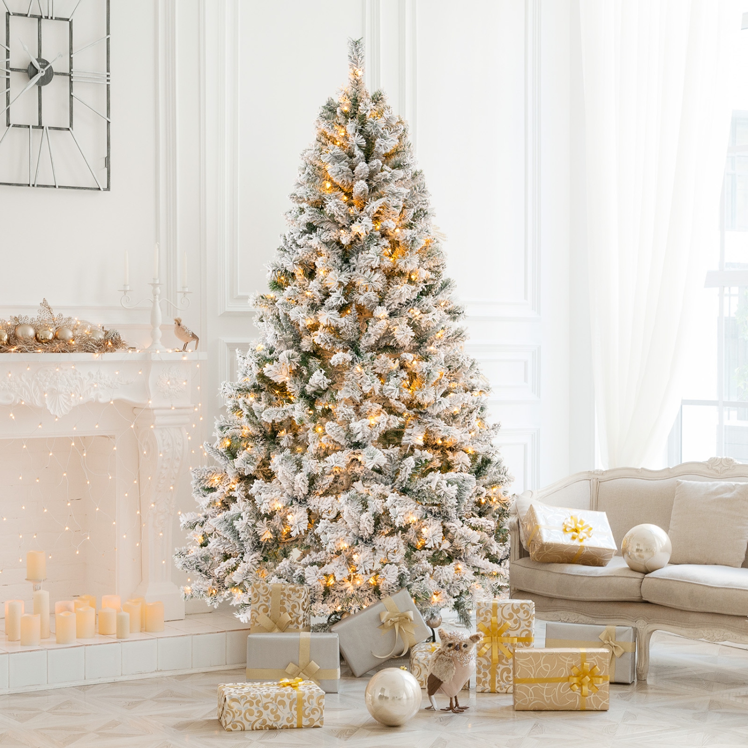 Arbre de Noël illuminé artificiel à charnières de Noël floqué à neige Topbuy de 6 pi/7/8 pi avec 644/956/1370 embouts de branche 300/450/600 lumières
