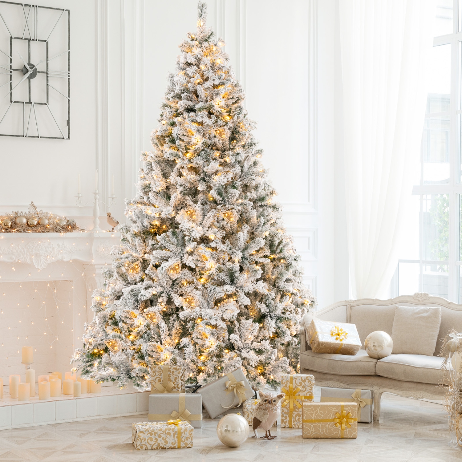 Arbre de Noël illuminé artificiel à charnières de Noël floqué à neige Topbuy de 6 pi/7/8 pi avec 644/956/1370 embouts de branche 300/450/600 lumières