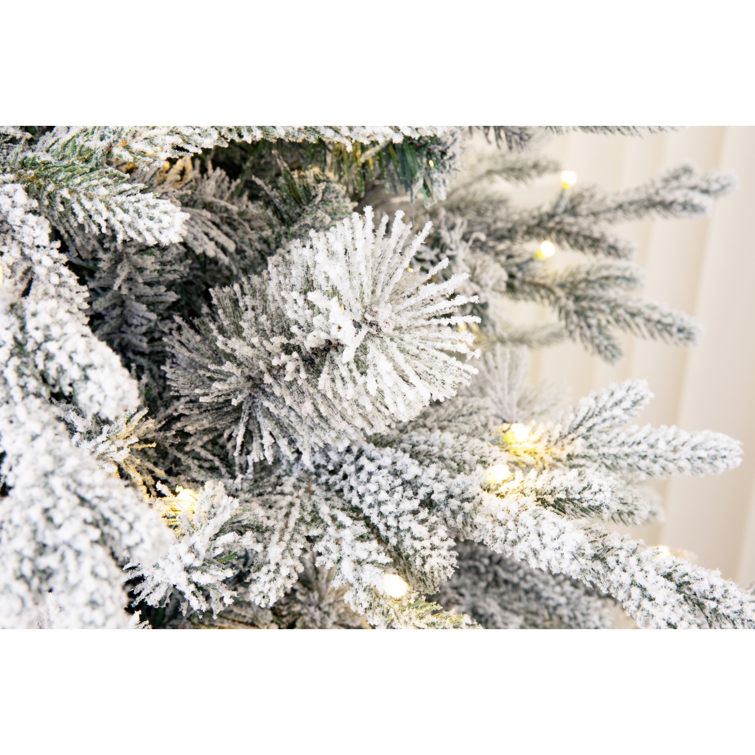 Arbre de Noël en épinette floquée Alaska de 6 pi illuminé par des lumières à DEL blanc chaud de Holiday Stuff