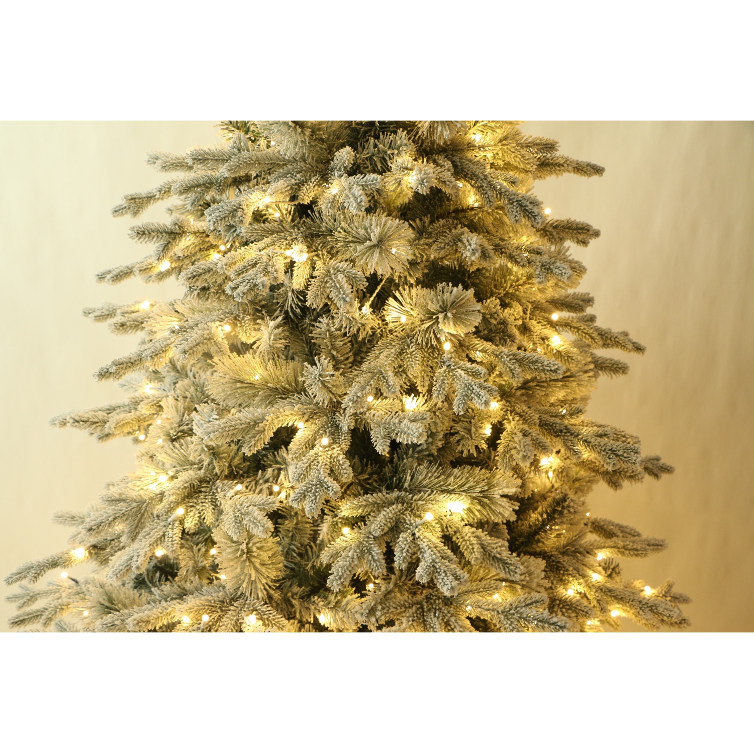 Arbre de Noël en épinette floquée Alaska de 6 pi illuminé par des lumières à DEL blanc chaud de Holiday Stuff