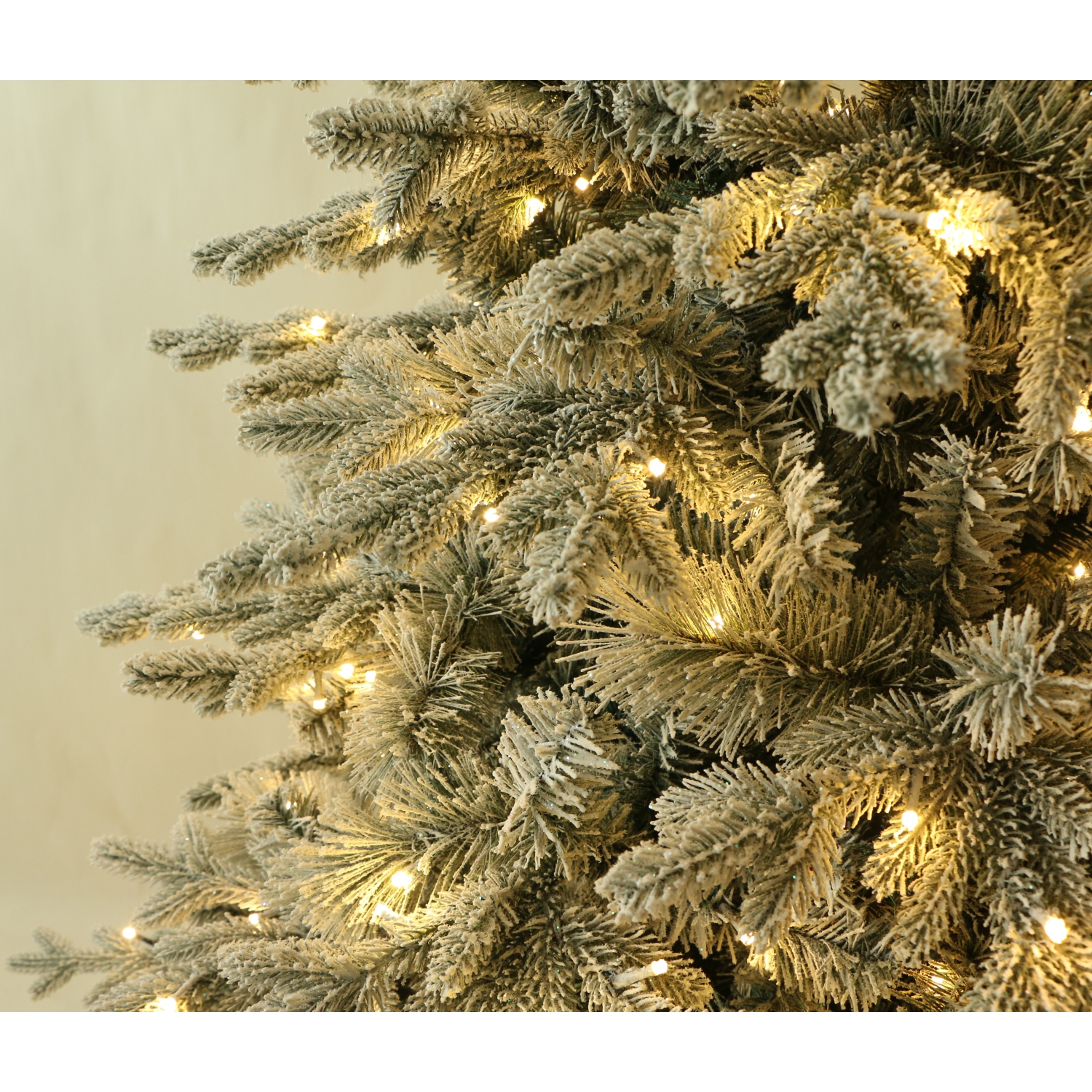 Arbre de Noël en épinette floquée Alaska de 6 pi illuminé par des lumières à DEL blanc chaud de Holiday Stuff