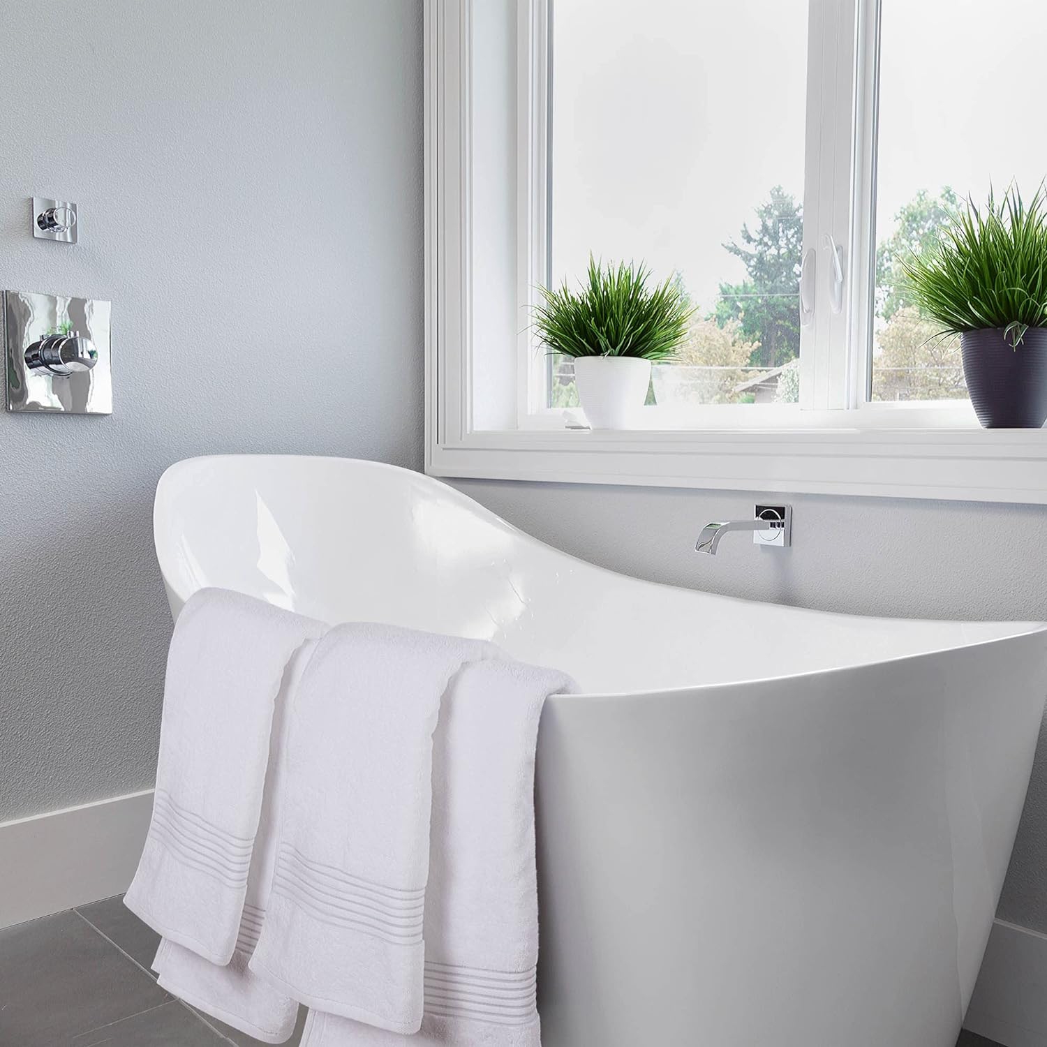 Serviettes Utopia – serviettes de bain 100 % coton filé avec anneaux, ultra-doux et très absorbants, 27 x 54 po, grandes serviettes de bain (blanc)