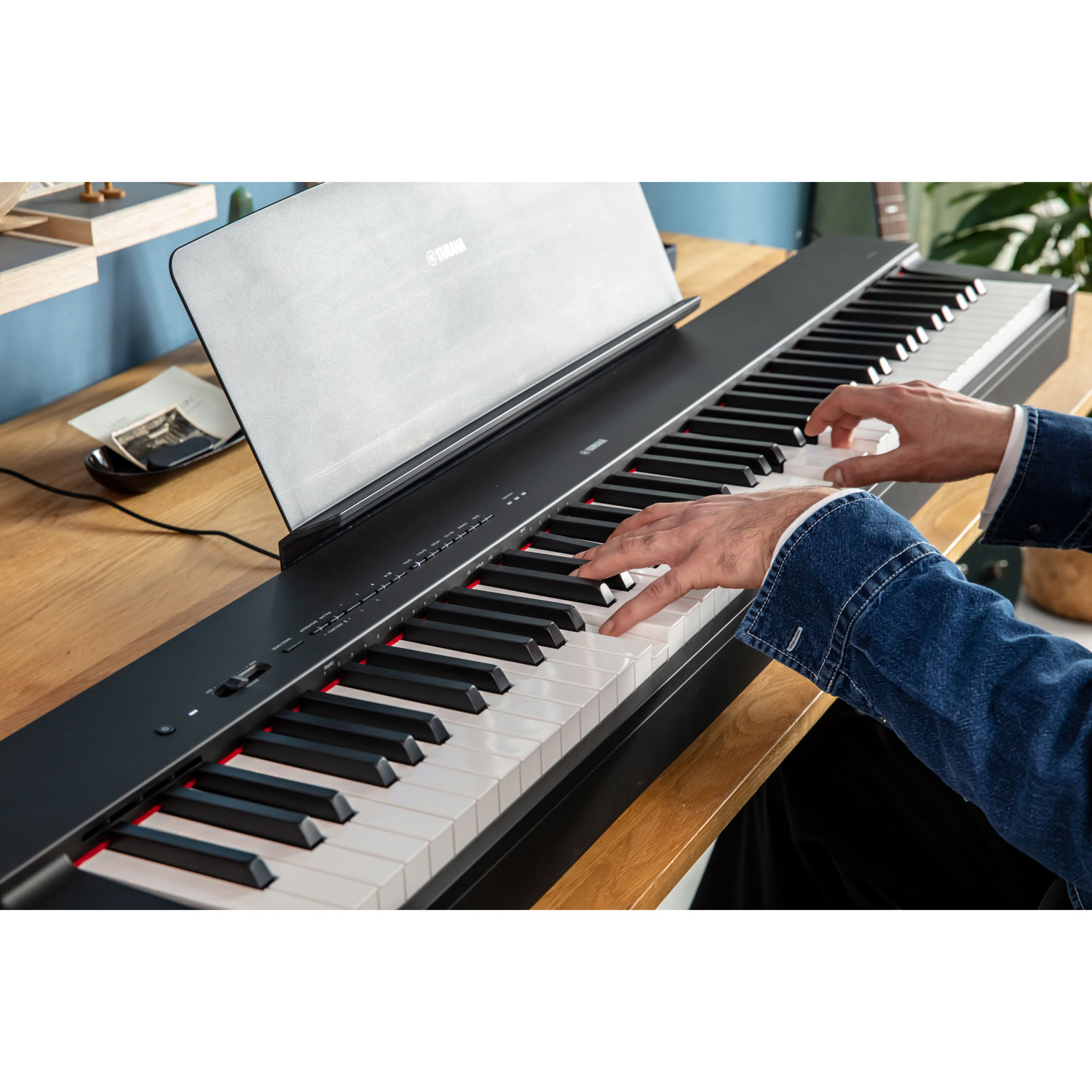 Piano numérique à 88 touches avec mécanisme à marteaux gradués compact P-225 de Yamaha - Noir