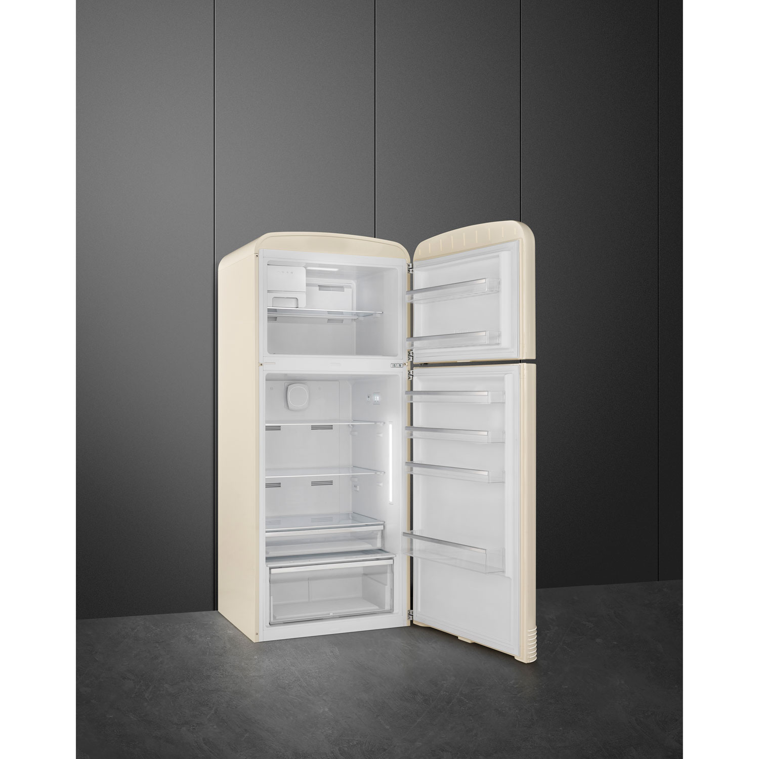 Réfrigérateur à congélateur supérieur 19,2 pi³ 32 po à distributeur de glaçons rétro de Smeg - Crème
